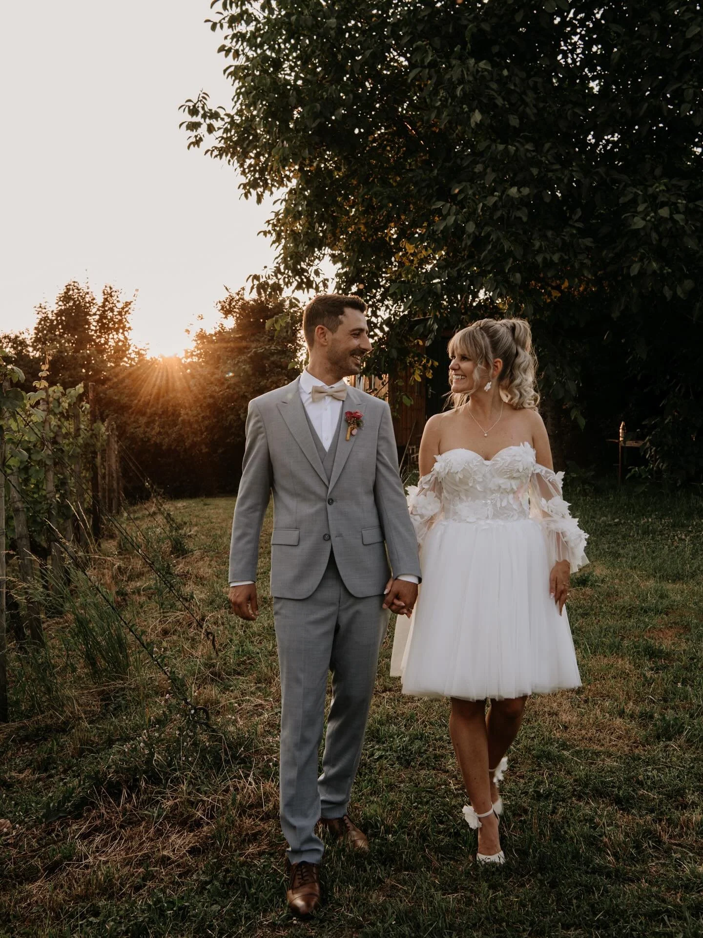 Linda &amp; Manuel 🧡

#wedding #weddingphotography #moschtist&auml;fa #swisswedding #loveisintheair #sunset #goldenhour 

@moschti.staefa 
@bluetenwerk.ch 
@magischeshaar 
@fairydress.ch
@white.bride.store