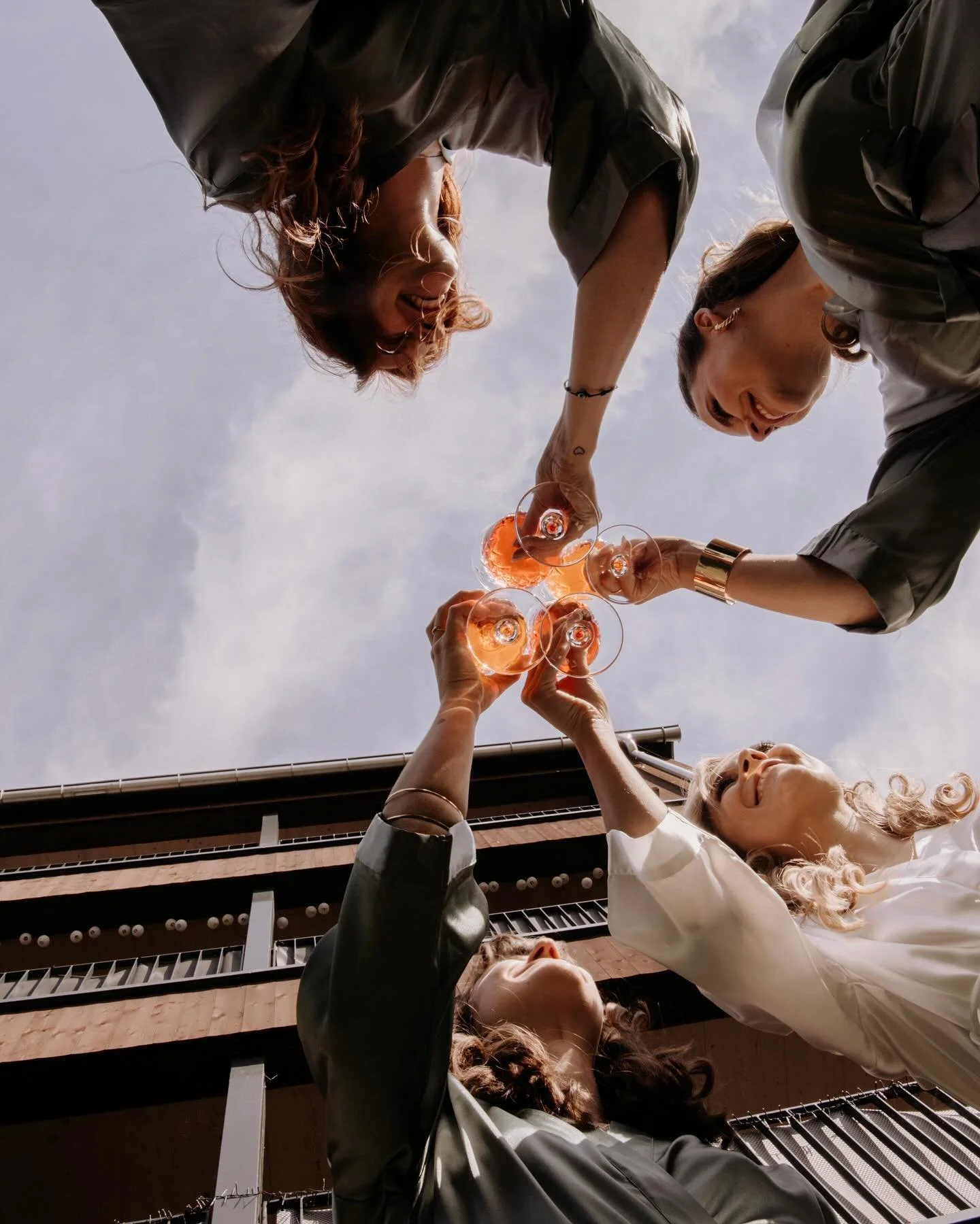 cheers to friendship and love! ❤️ h&uuml;t darfi na s ledst hochzit fotografiere, bevors f&uuml;r mich id summerpause gad f&uuml;r 5 wuche

#weddingday #bridemaids #swisswedding #wedding #friendship #love #bridesmaids #bridemaid #girlpower #aperolspr