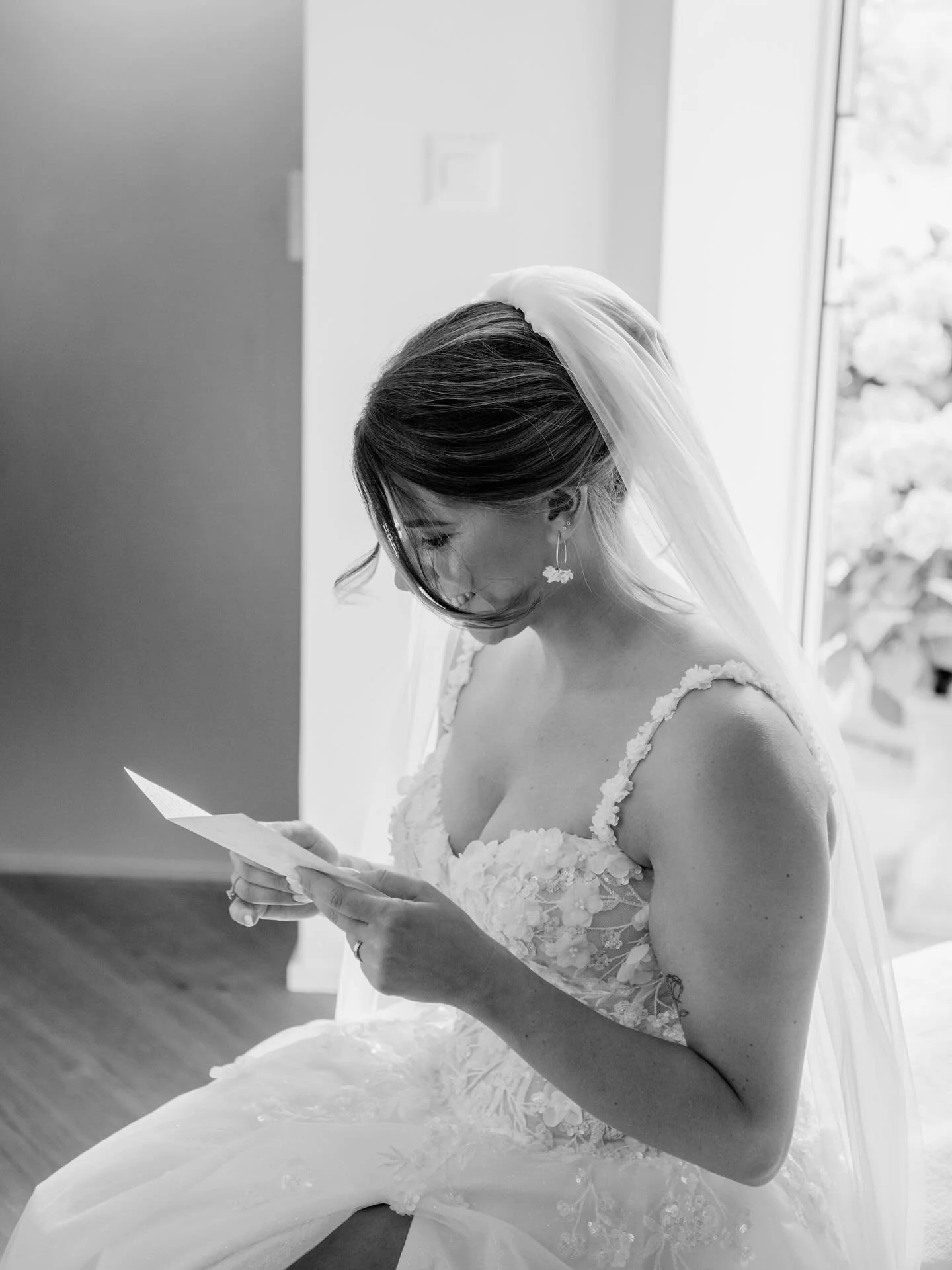 en liebesbrief vor dem first look. was f&uuml;r e sch&ouml;ni idee isch den das? ❤️

#loveletter #wedding #weddingphotographer #swisswedding #bride #weddinginspo #firstlook 

@truesociety