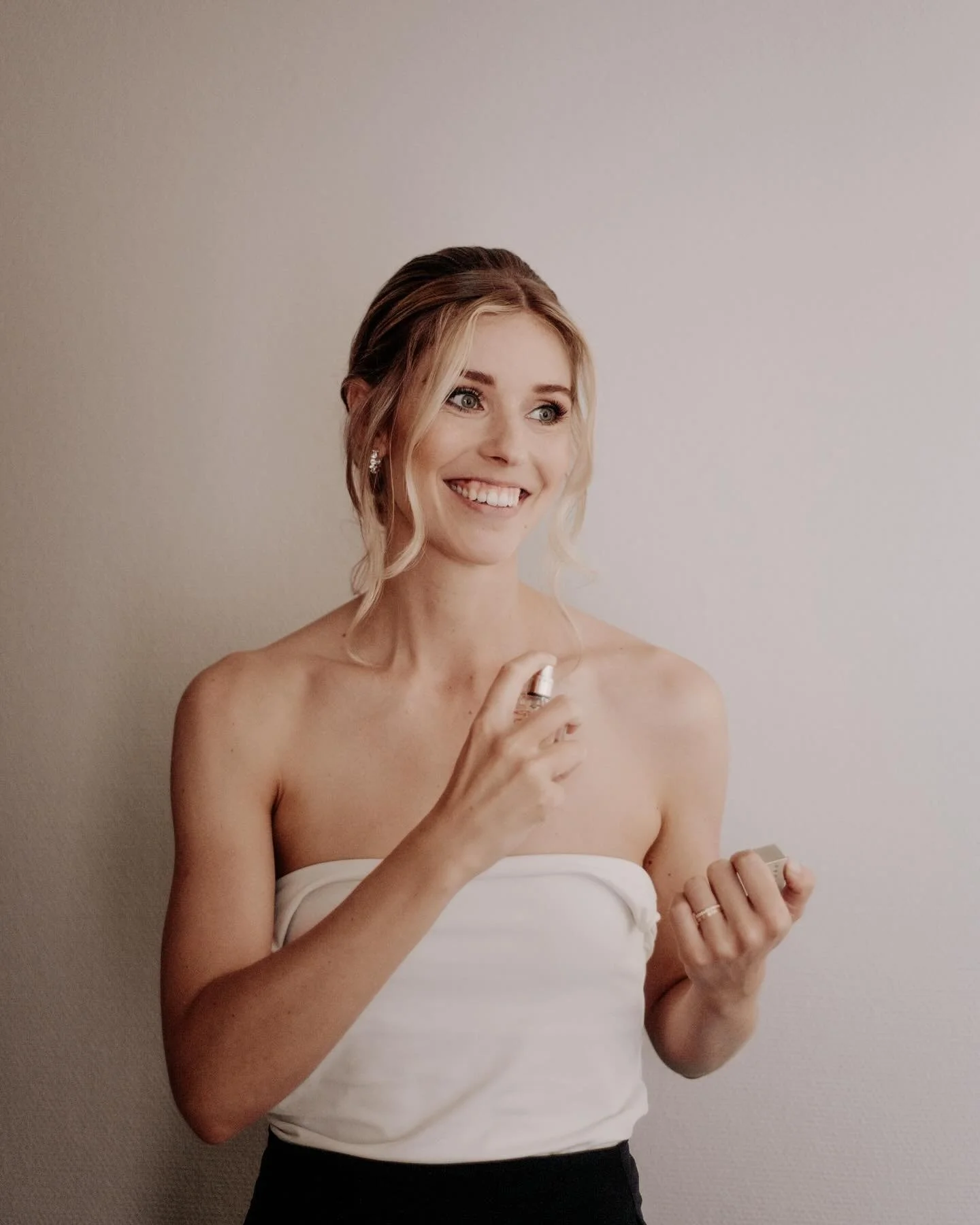 wedding season is over! ❤️ #dankedankedanke 

#gettingready #beautifulbride #wedding #weddingphotography #simonaportmann #simonaportmannfotografie 

 @visagistin_anja
@brautmode_livia
@seedammplaza