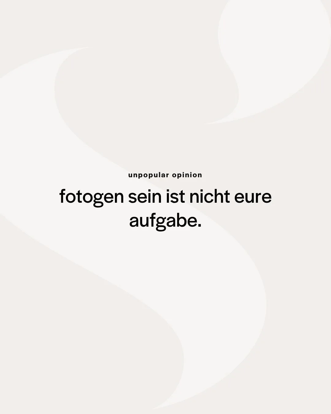 &ldquo;wir sind nicht fotogen.&rdquo;

diesen satz h&ouml;re ich vor fast jeder hochzeit.
doch meistens bedeutet er etwas anderes:

&ldquo;wir f&uuml;hlen uns vor einer kamera unsicher.&rdquo;

und das ist v&ouml;llig normal.
ihr m&uuml;sst nicht wis