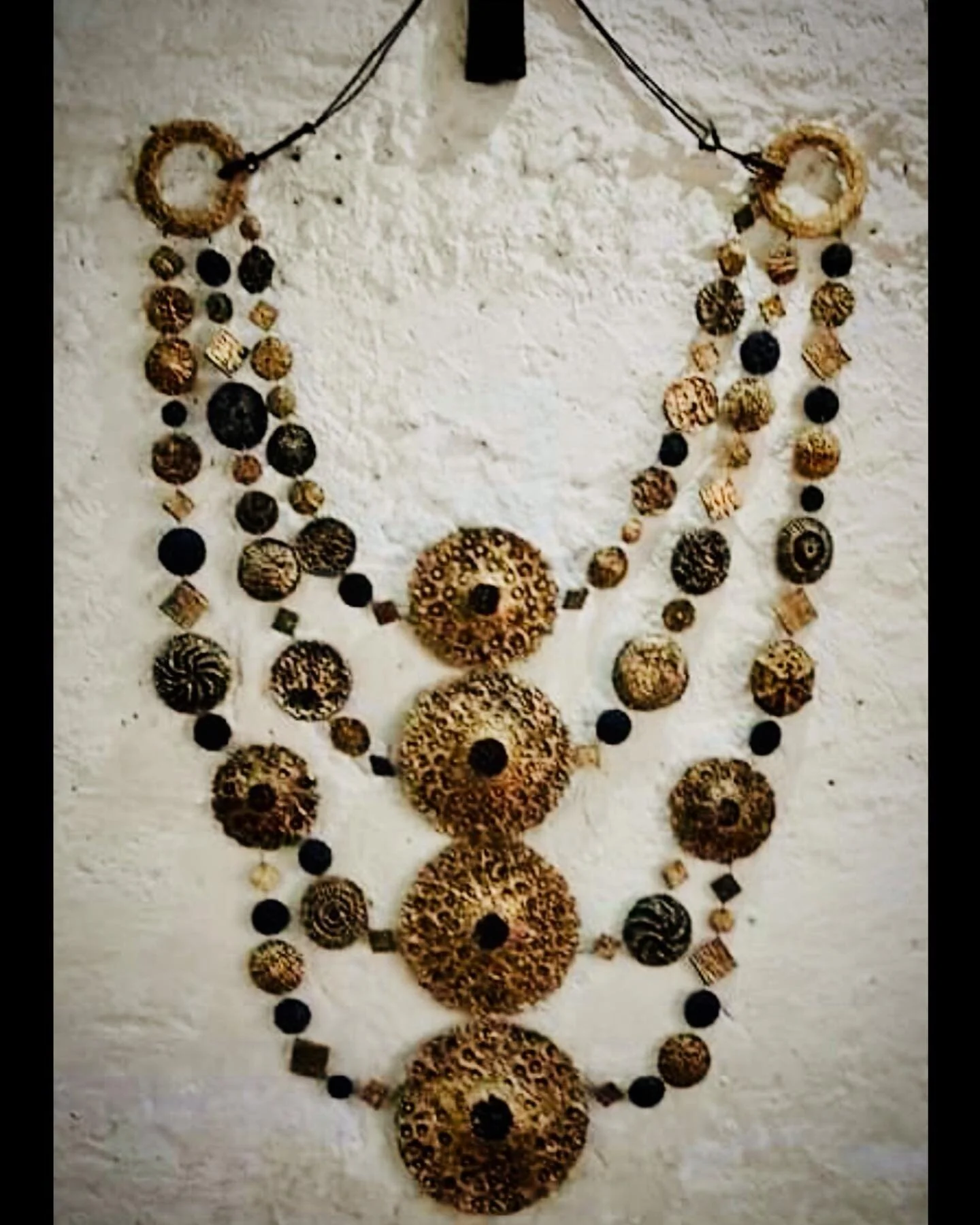 Atypical artist, sculptor of Papier M&acirc;ch&eacute;, Necklace 2 m for a mural decoration of Elsewhere.
An artist received at the Carrousel du Louvre . Jeannin Fran&ccedil;oise