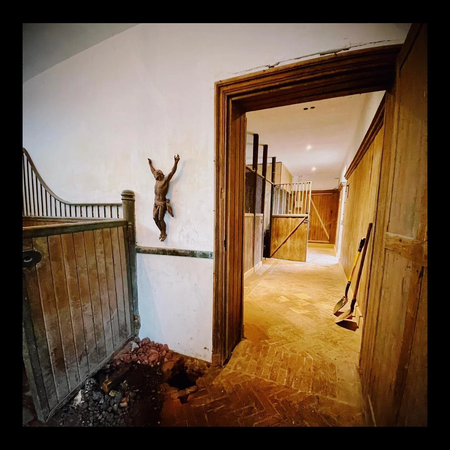 19th century residence project, removal day, very delicate mission&hellip; Preserve the heritage ✨

#newproject #creation #craftminded #stables #workinprogress #knowhow #personalization #topofline #surfacedesigner #luxuryproject #luxurymatter #luxury