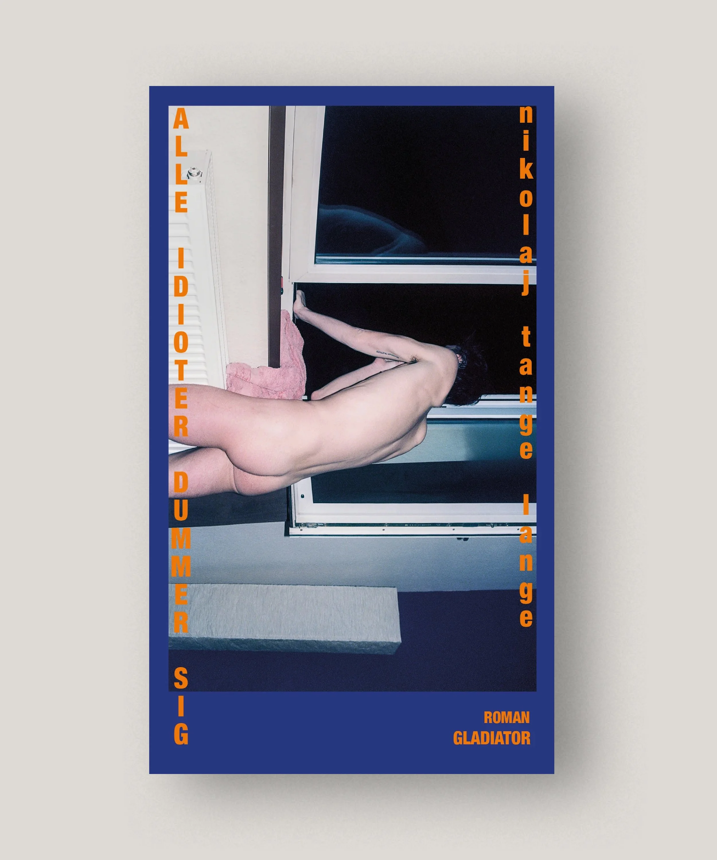 ALLE IDIOTER DUMMER SIG –  Nikolaj Tange Lange