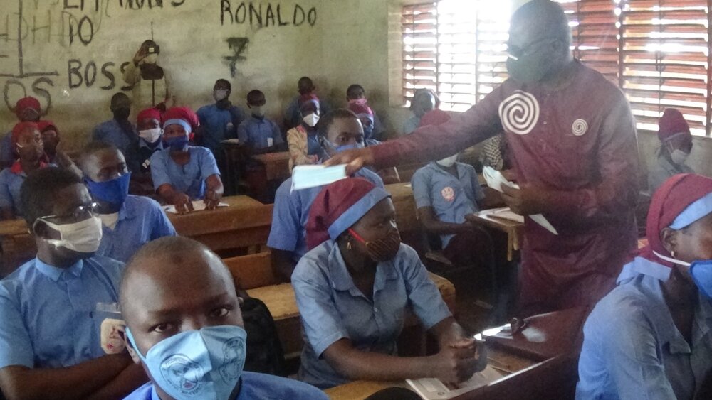 Distribution des masques aux élèves dans deux de Lycée (Lycée Collège Notre Dame du Tchad &amp; Lycée Technique commercial) dans la province du Logone occidental (Moundou). Le Directeur Général du CERGIED au Lycée Technique commercial (juin 2020).