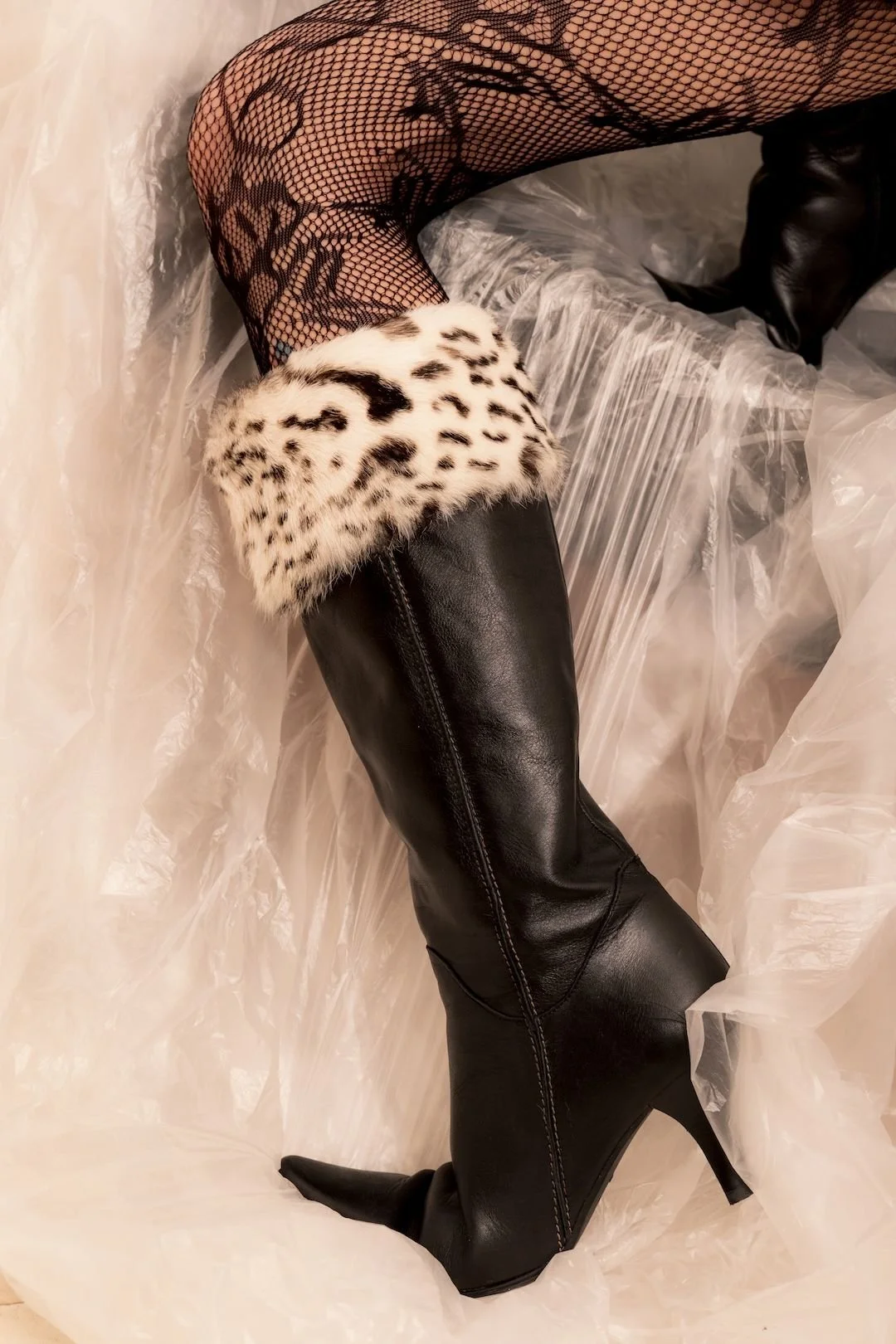 LADIES-IN-A-ROOM_SICKYMAG0012.jpg
