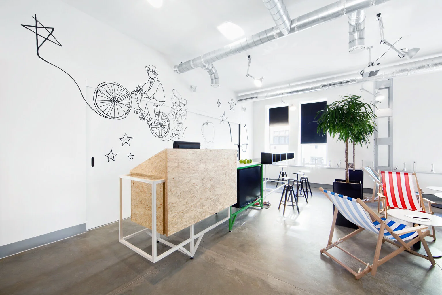 interiér reklamní agentury leo burnett recepce lehátko kresba na stěně bílá barový pult