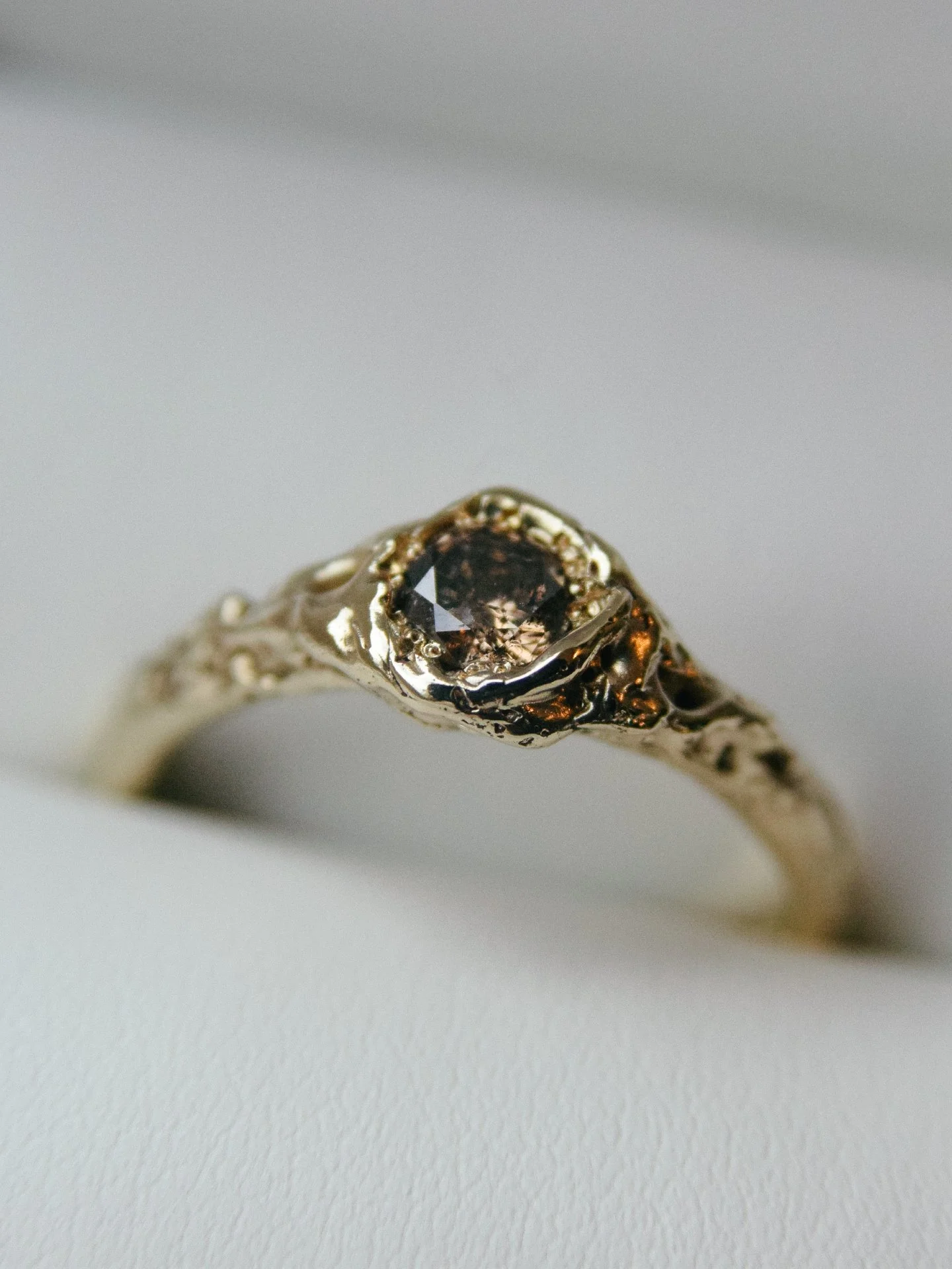 Ooh this one was so so special 😮&zwj;💨

An INSANELY beautiful second hand salt and pepper brown diamond (which as a side note was the hardest stone I've sourced but was so so thrilled to find) organically set in buttery yellow gold to make the most