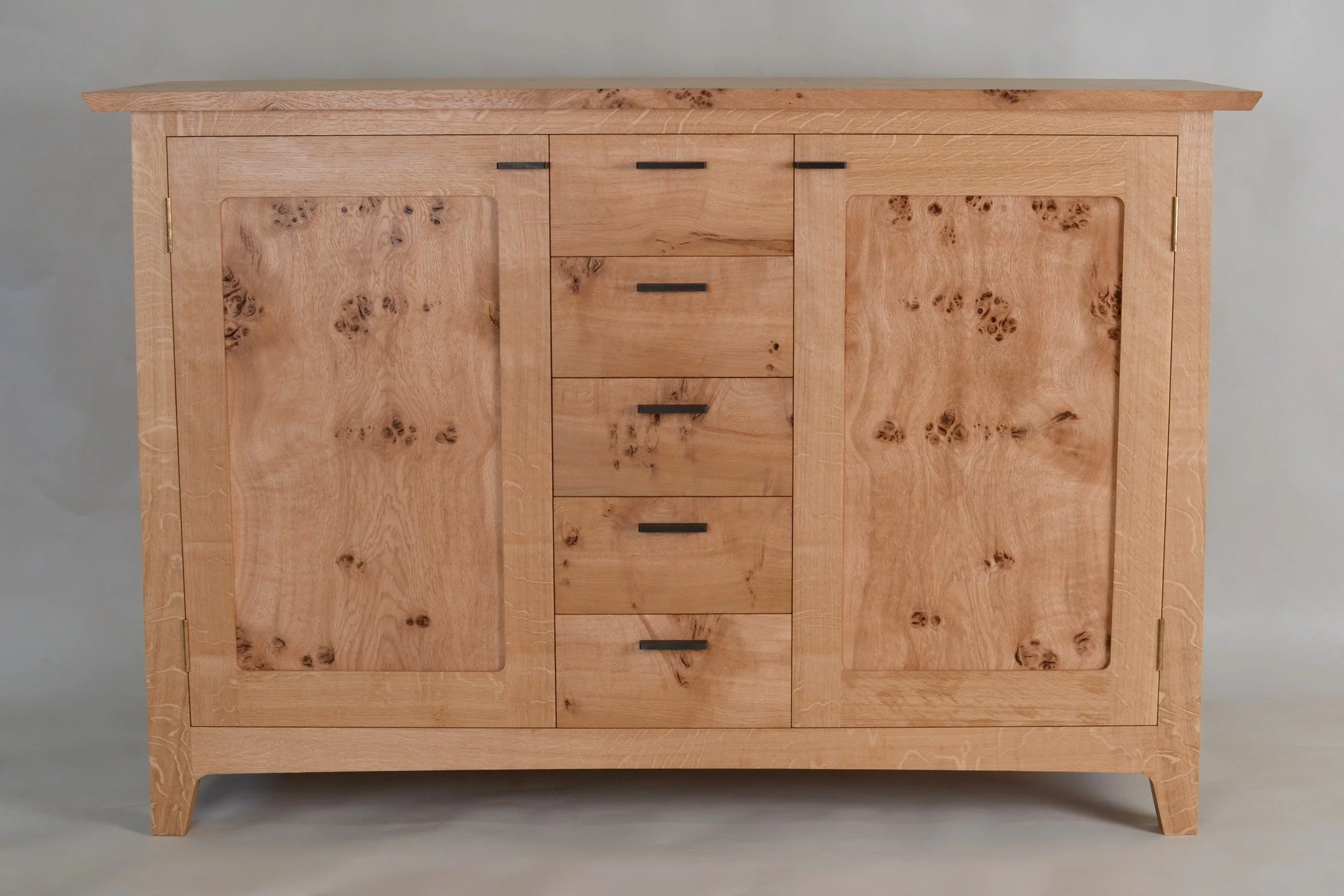 Sideboard in pippy oak, quarter sawn oak and bog oak. All native UK timber. I like how when you open the door you get a nice view of the dovetail joints.

#oak #oakfurniture #pippyoak #dovetail #furniture #furnituredesign