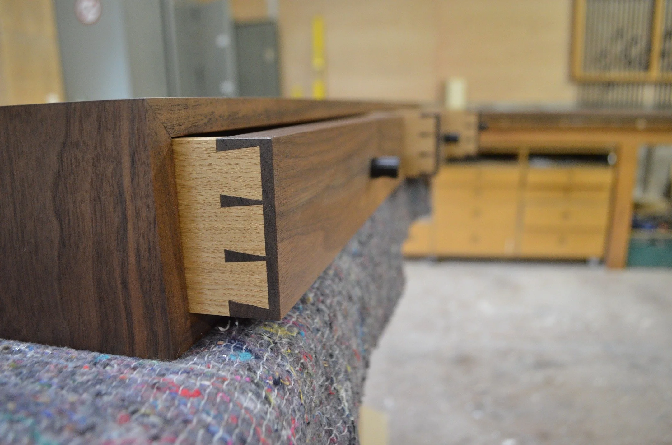 Dovetail joints cut by hand. Walnut and oak, nice and crisp.
#dovetail #dovetails #desktidy
