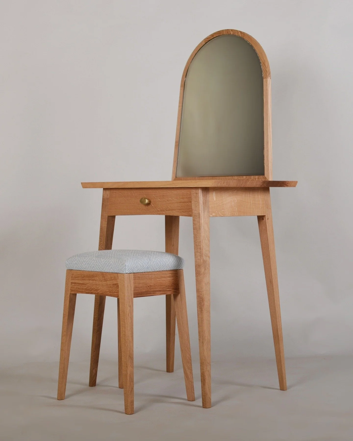 Spring sale!! 

25% off!! 

Free UK delivery!!

Dressing table and stool in solid English oak. Available to purchase directly from my website - link in bio.

#furnituresale #springdiscount #dressingtable
