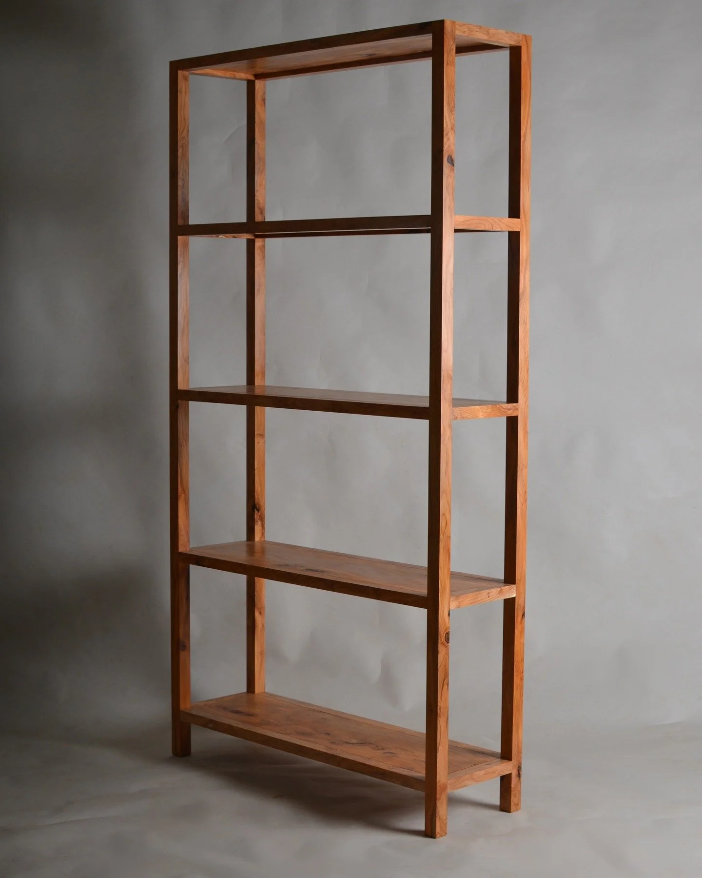 Display shelves in solid English yew. Clean lines, amazing timber.

#bookcase #yew #furniture