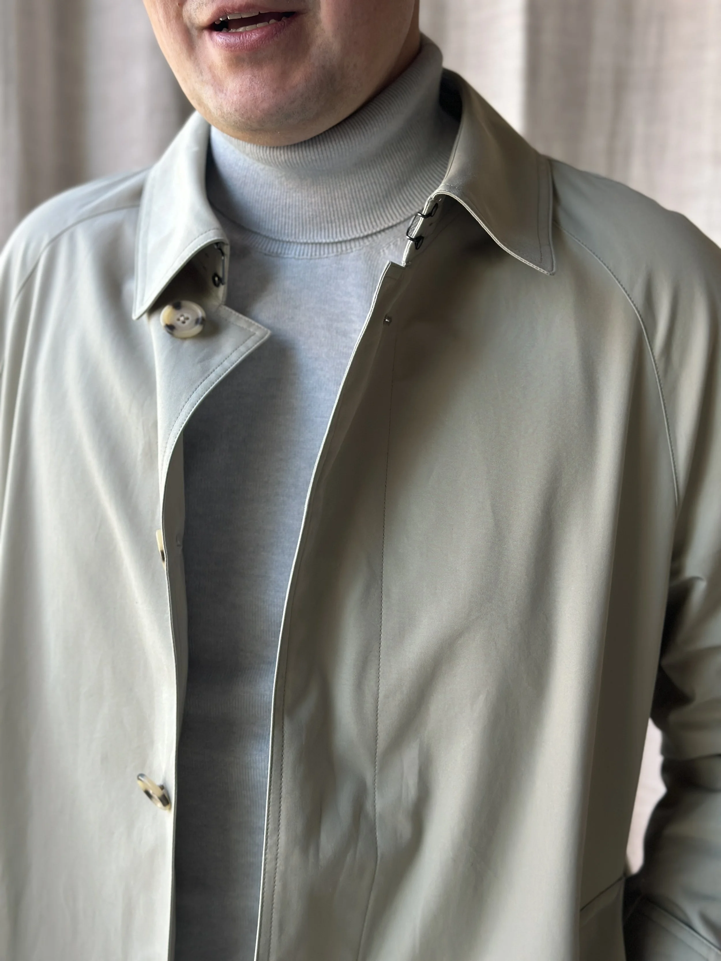 trenchcoat classic.jpg