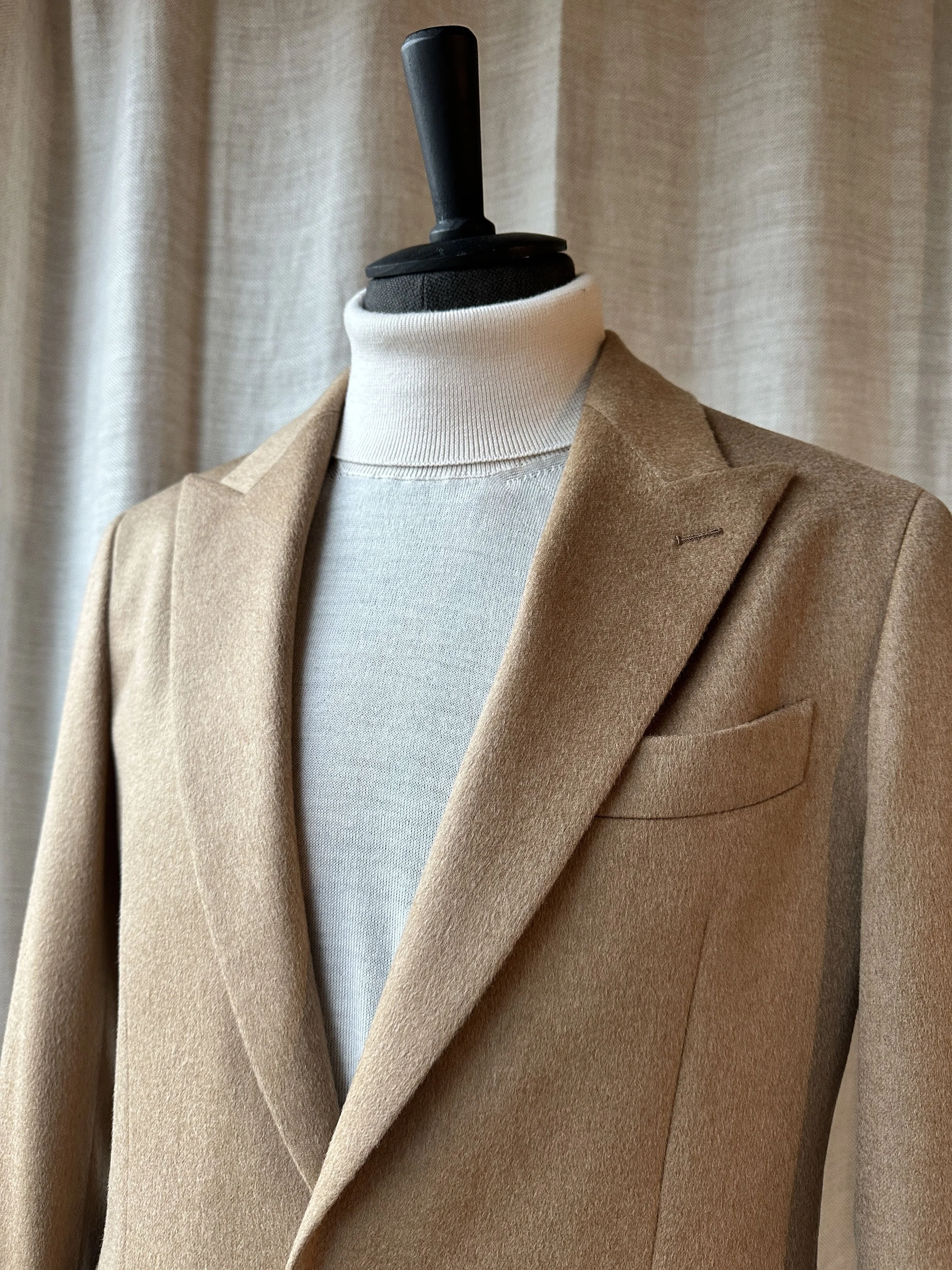 Baby camel jacket met Merino off white turtleneck