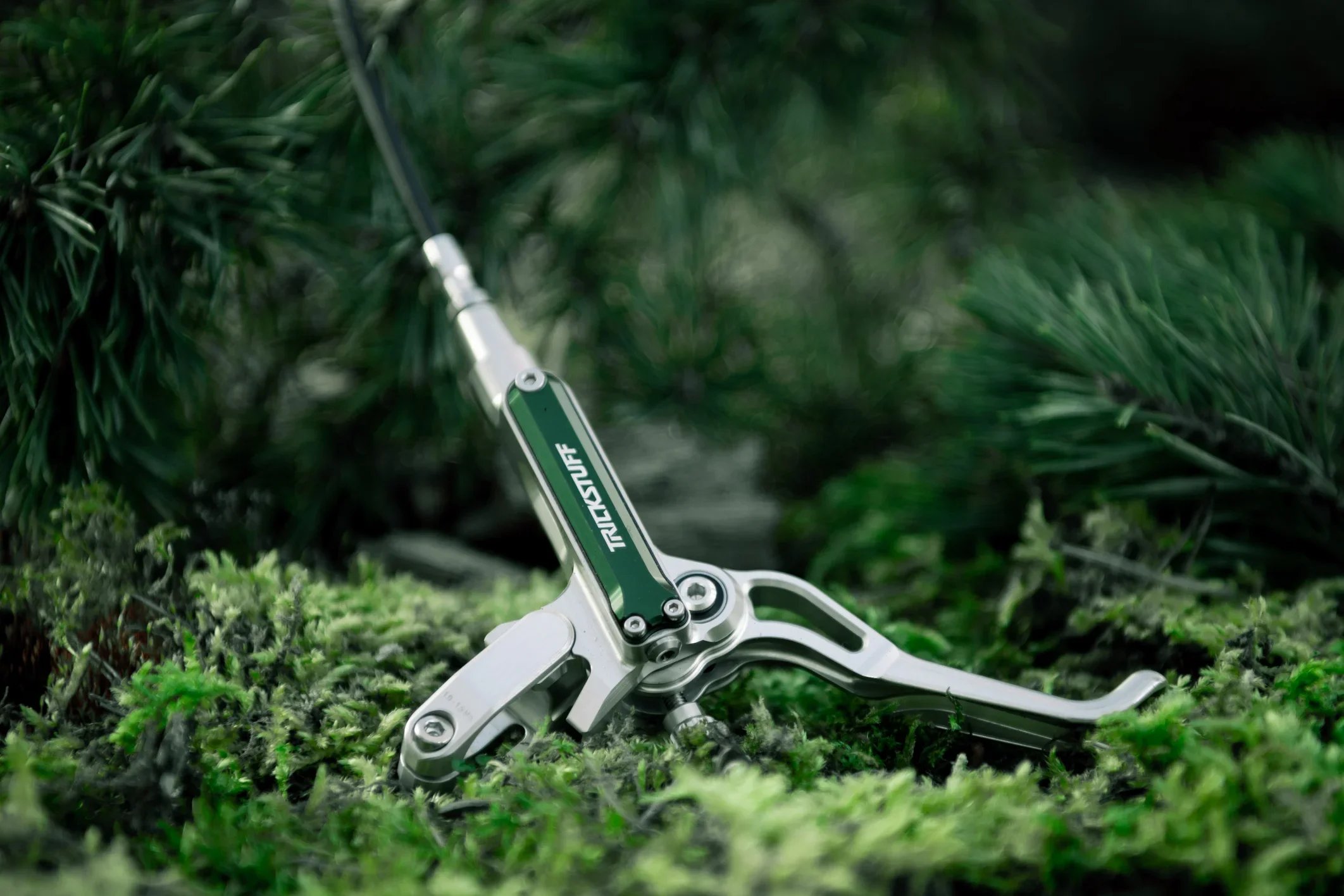 Trickstuff_Direttissima_Forest_Green_2026_Detail_0734_HighRes~-~media--d98c6261--query@2x.12405c80.webp