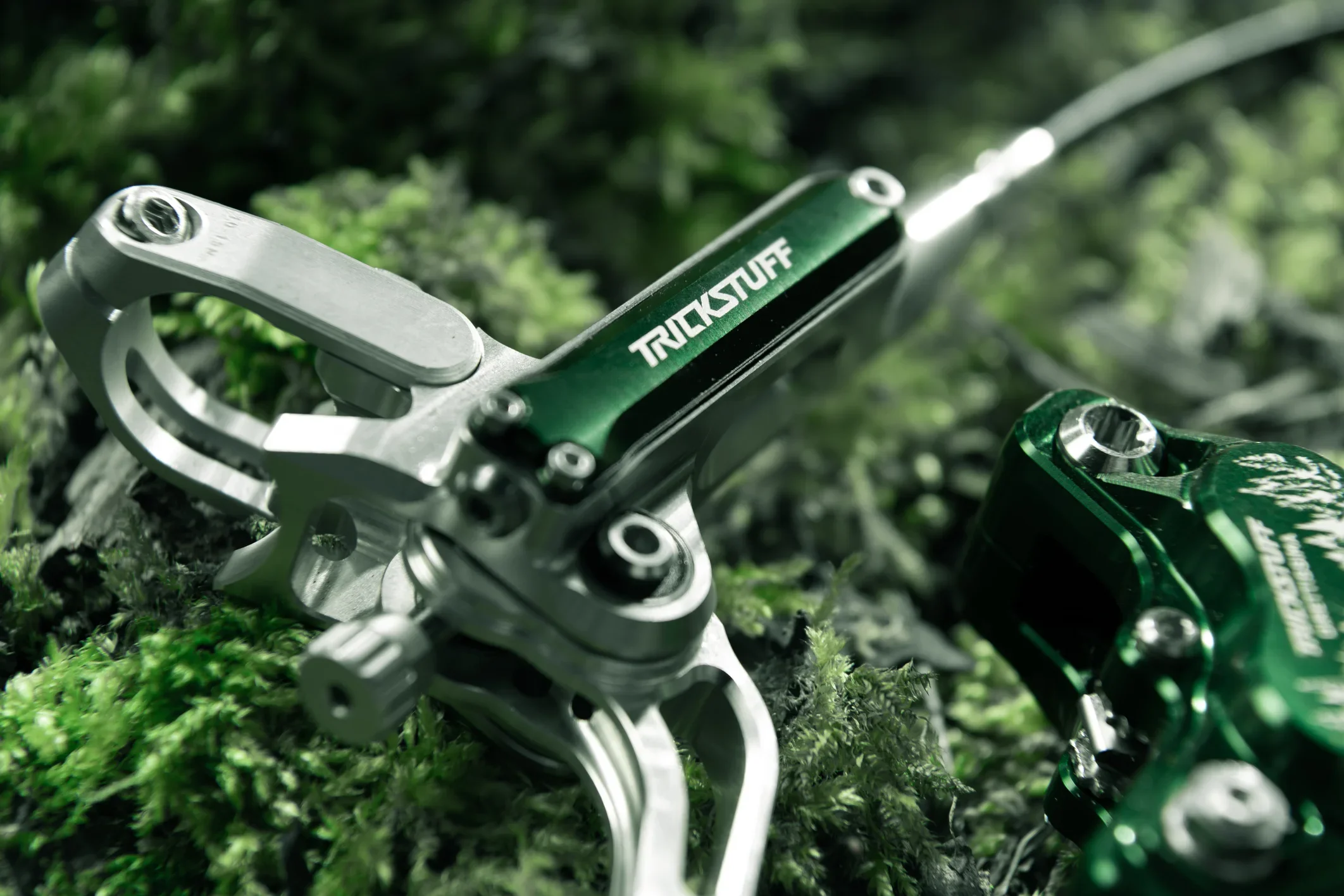 Trickstuff_Direttissima_Forest_Green_2026_Detail_0547_HighRes~-~media--d98c6261--query@2x.afe2769b.webp