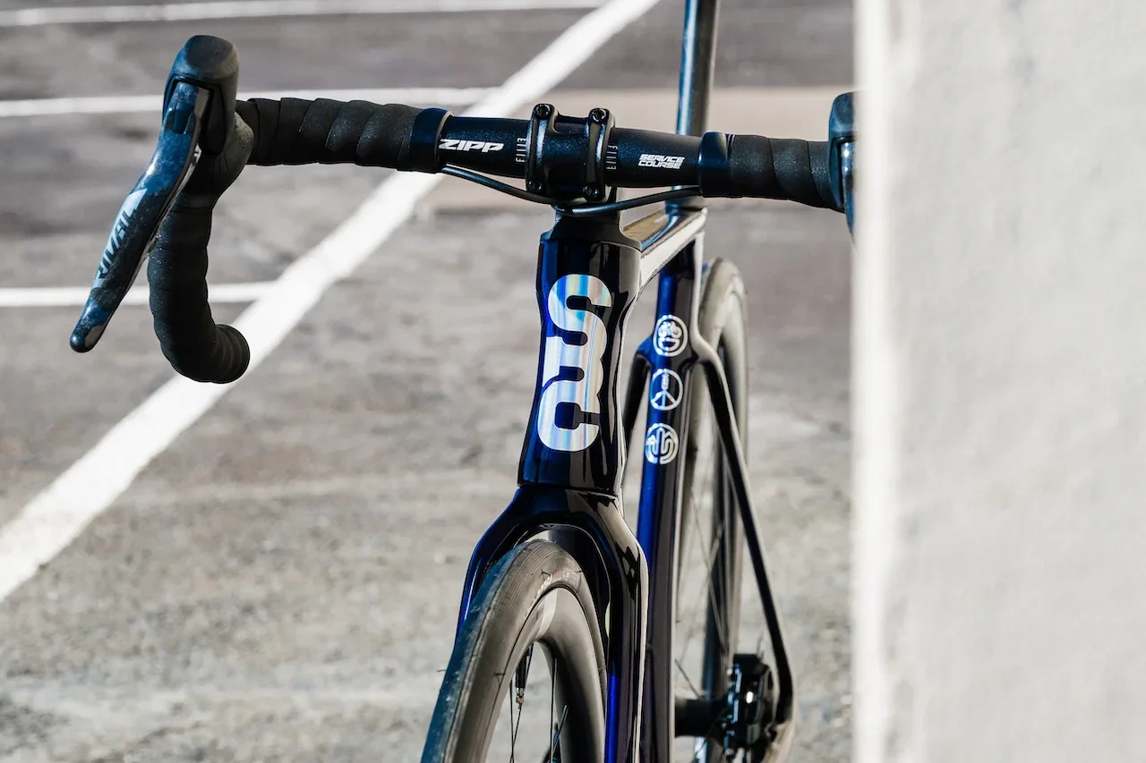 CarbonRoad_MidnightBlue-SRAMRivalAXS2x-Outdoor-3.webp