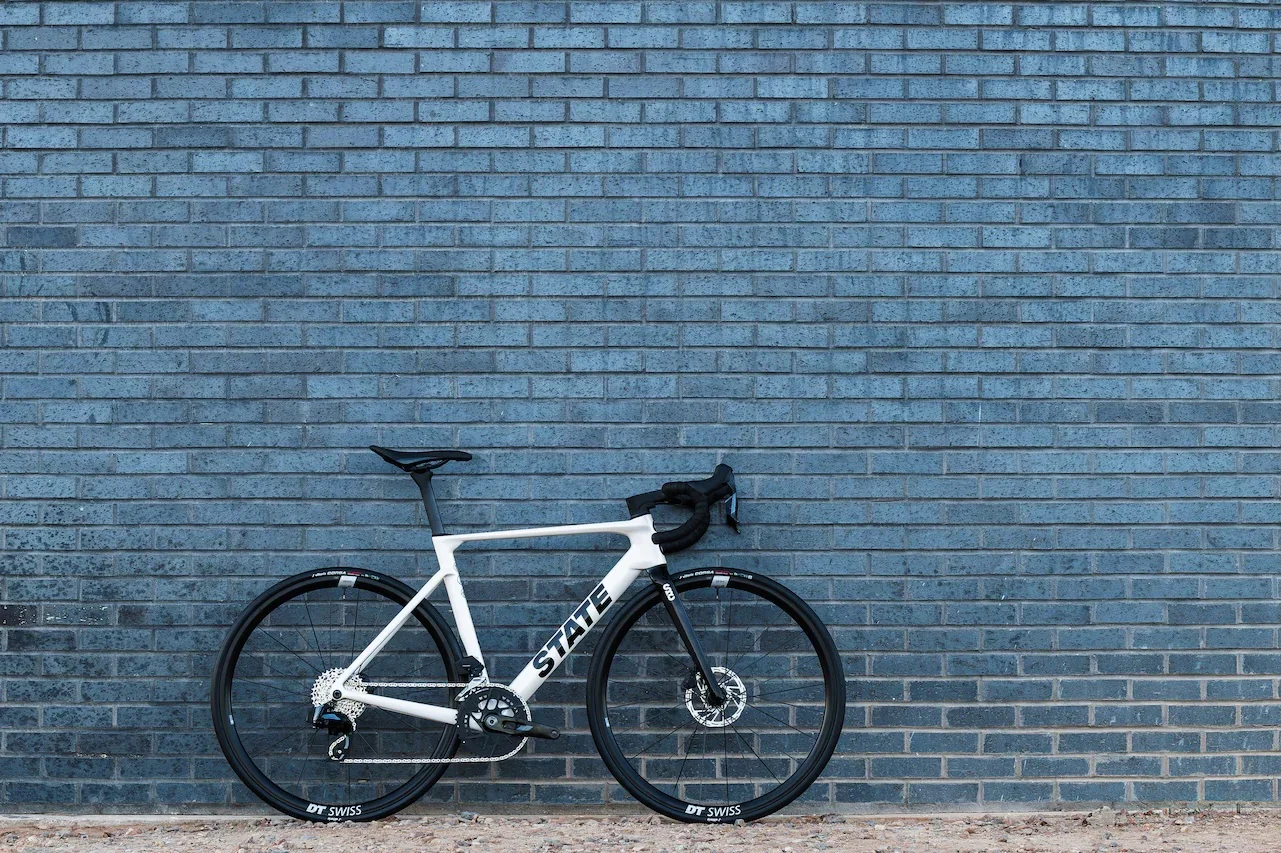 CarbonRoad_PandaPearl-SRAMRivalAXS2x-Outdoor-1.webp