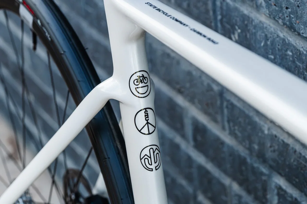 CarbonRoad_PandaPearl-SRAMRivalAXS2x-Outdoor-6.webp