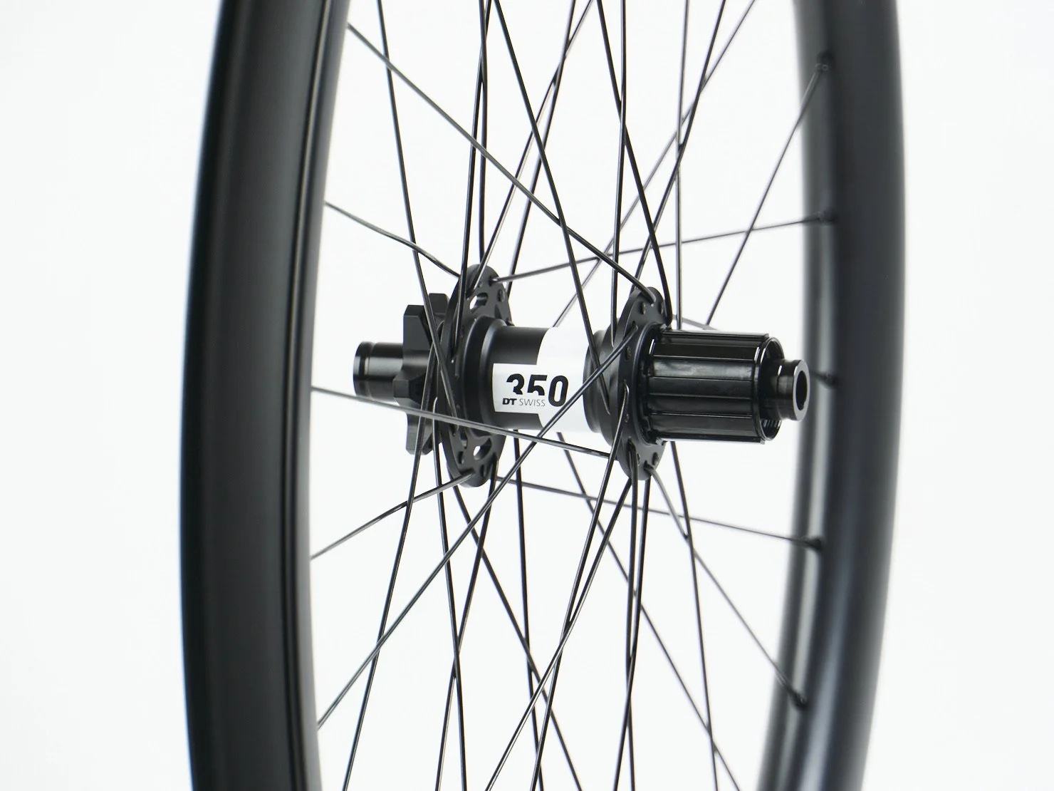 OMNIUM_2026_CARBON_WHEELSET_LOGO-3.jpeg