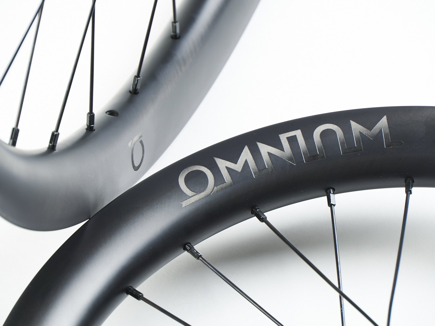 OMNIUM_2026_CARBON_WHEELSET_LOGO-4.jpeg