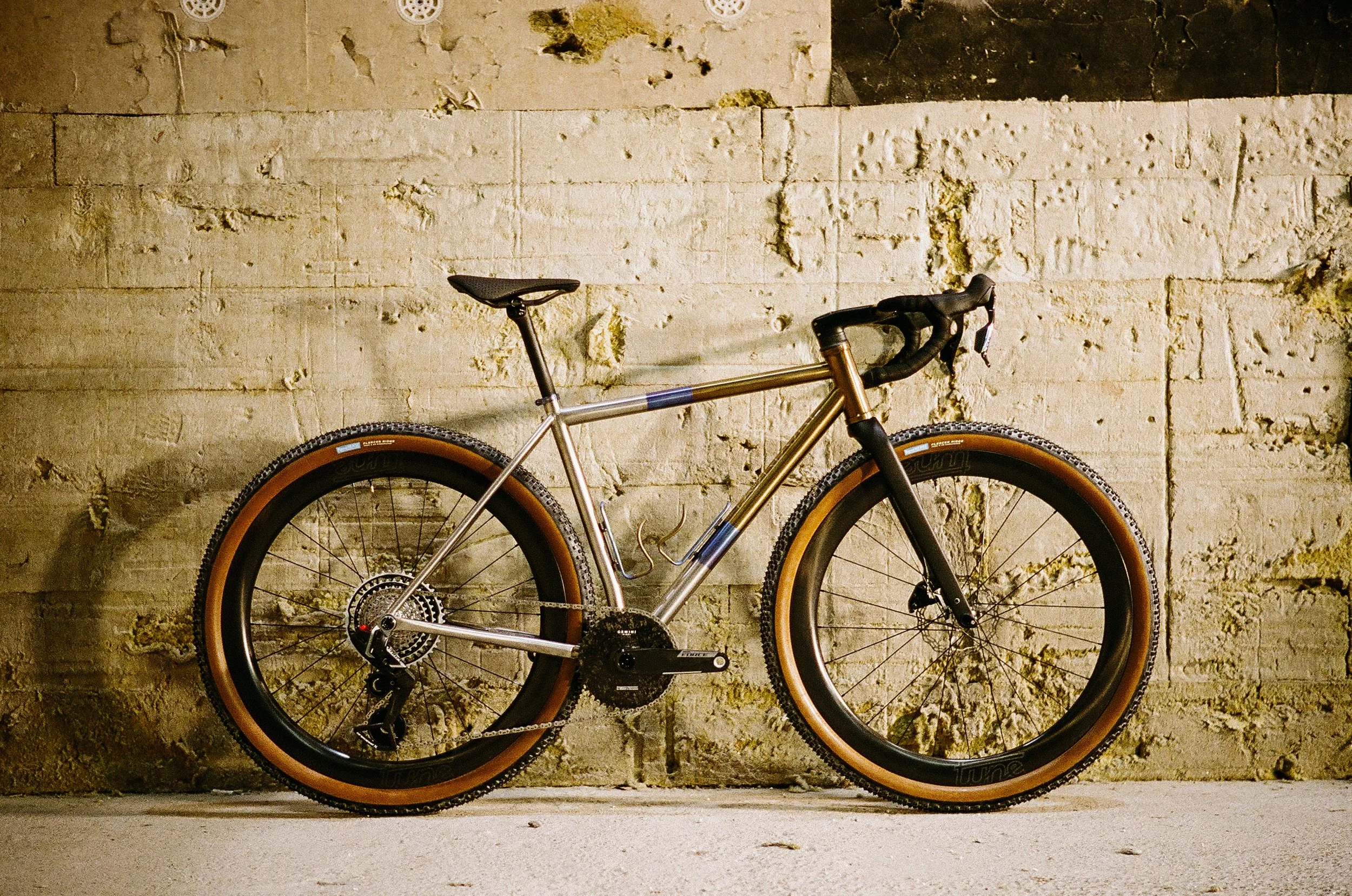 Bordure Cycles Symbiose X Titanium custom framebuilder gemini carbon chainring sram xplr 13 tune wheelset Enve Integrated