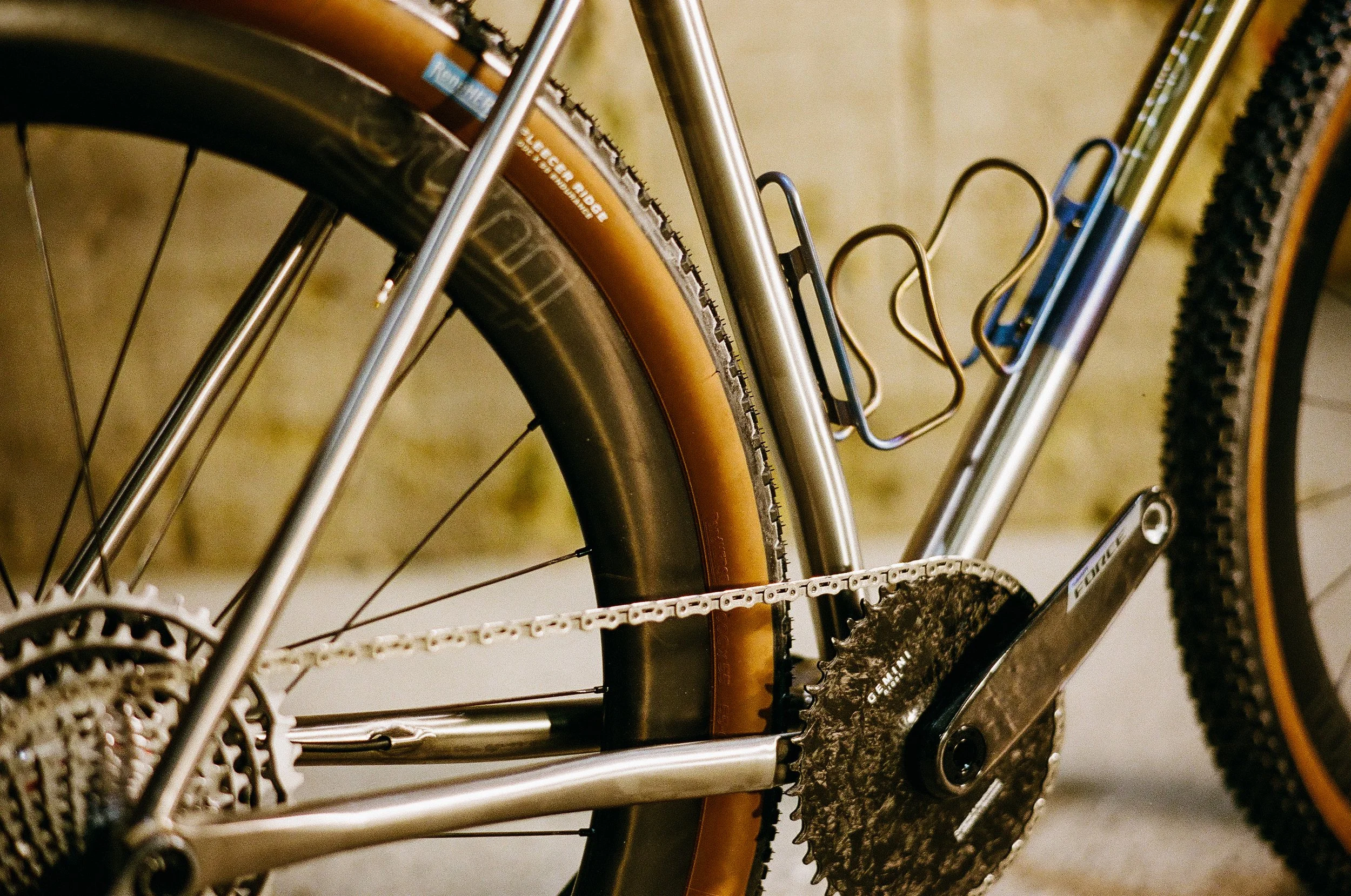 Bordure Cycles Symbiose X Titanium custom framebuilder gemini carbon chainring sram xplr 13 tune wheelset Enve Integrated