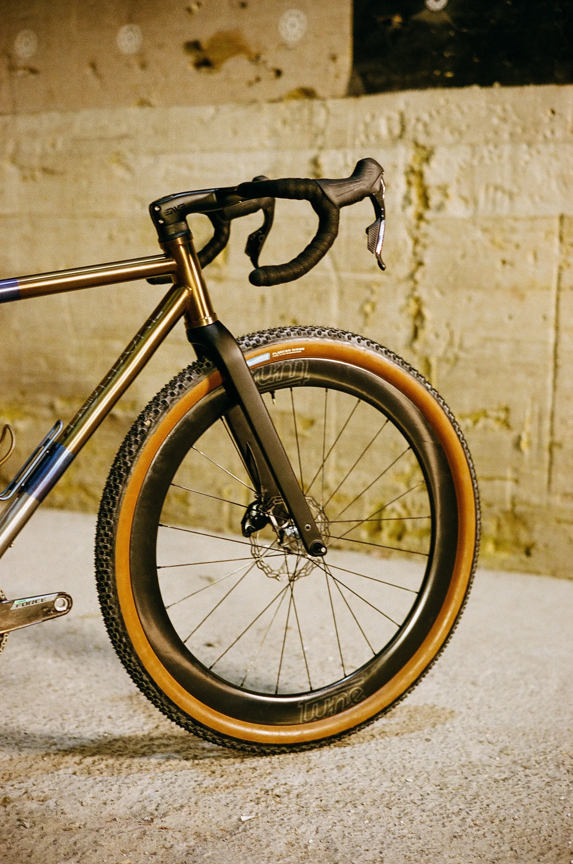 Bordure Cycles Symbiose X Titanium custom framebuilder gemini carbon chainring sram xplr 13 tune wheelset Enve Integrated