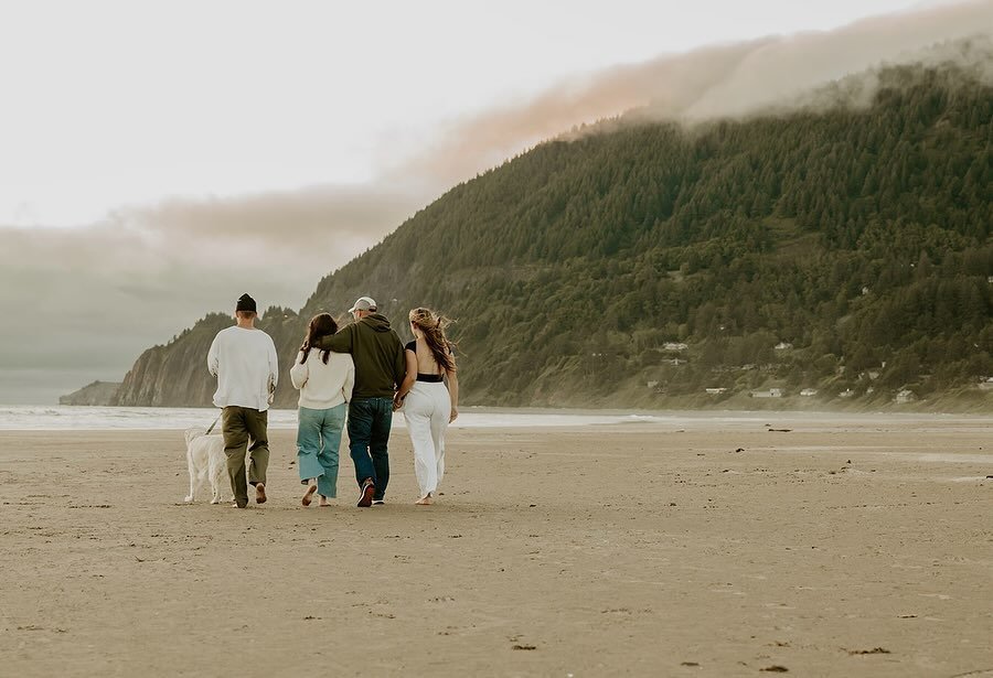 I&rsquo;ve been daydreaming this week of being back on the Oregon coast with some of my most favorite people! It&rsquo;s become a tradition that everytime we are in Manzanita, Oregon with the Moodys, I take family photos of them on the beach. It&rsqu