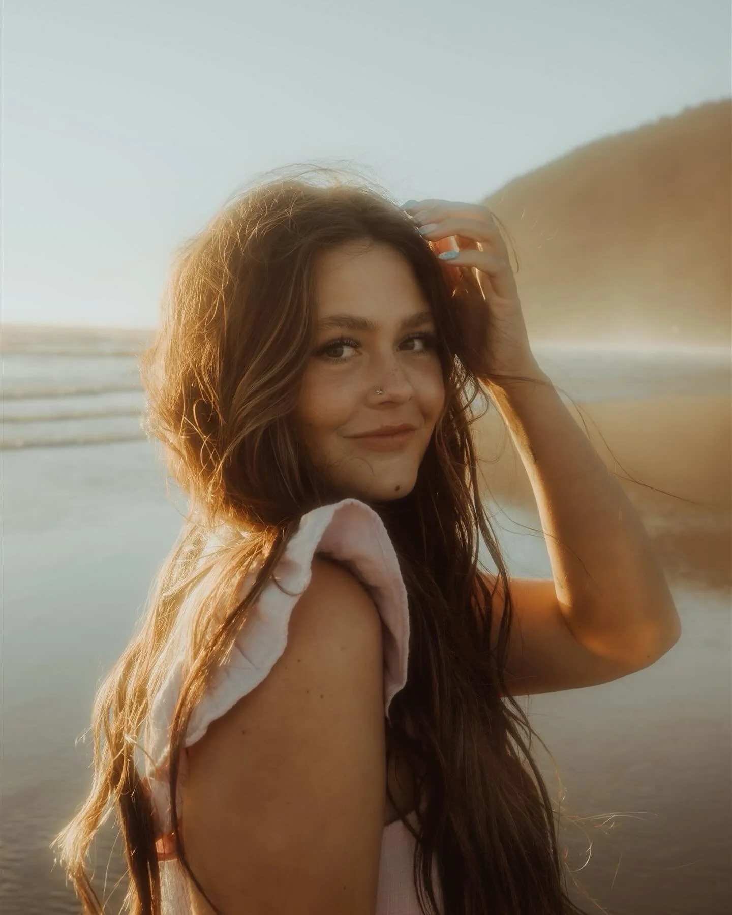 We ran barefoot through the sand, chased the light, and soaked in every ounce of Oregon&rsquo;s wild beauty. This session was everything dreamy, free, and full of life.🌅🐚
&bull;
&bull;
&bull;
&bull;
&bull;
#SeniorPortraits #SeniorPhotos #SeniorSess