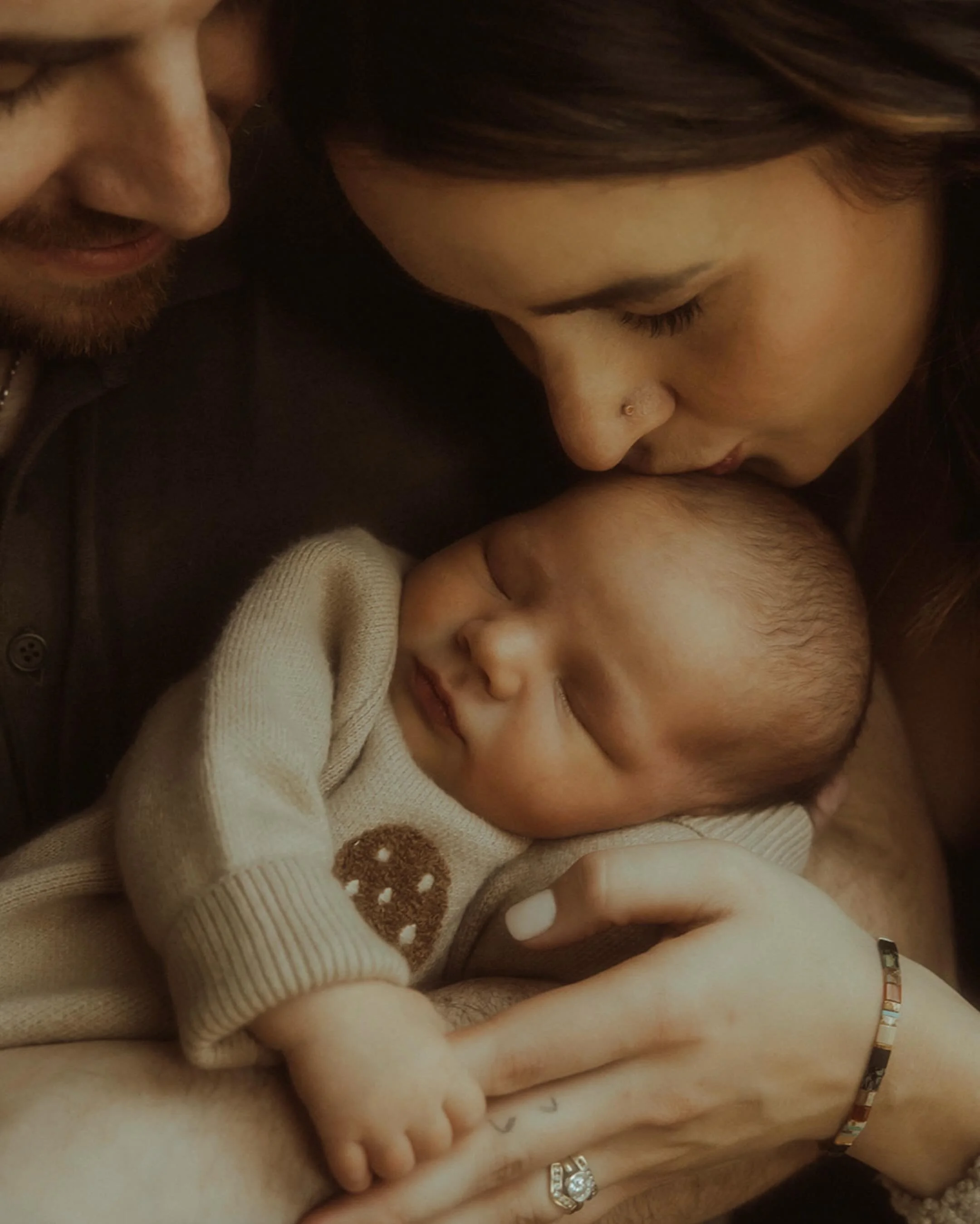 I want your photos to feel like memories. The best kind of ones&mdash; where you can&rsquo;t help but smile while happy tears fill your eyes and joy overflows your heart.
.
Working with this sweet family to document this new chapter in their life is 