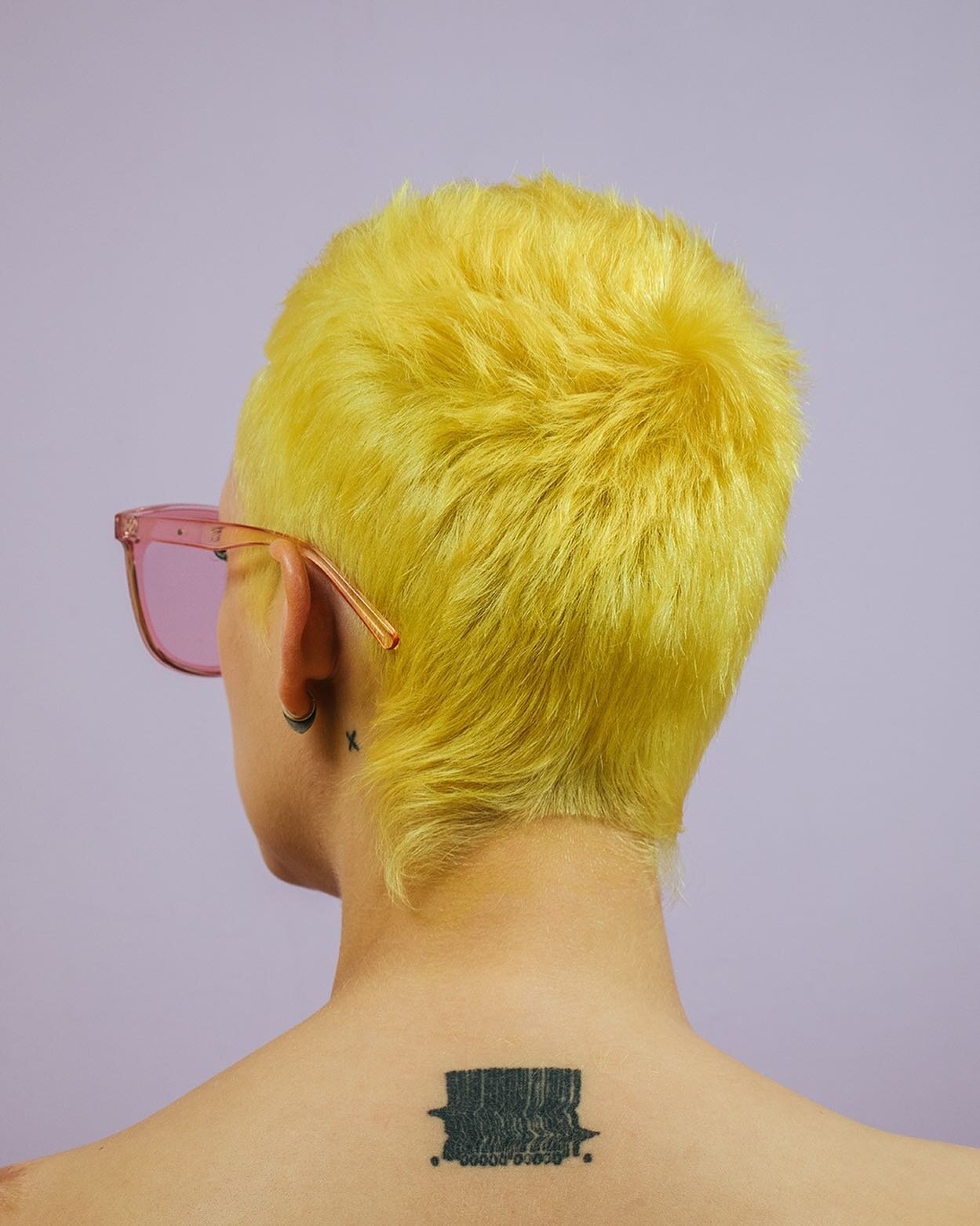 ...
📷 @garethphillips_
🎨 Nicola Heslop
✂️ @zoecwilliams
💄 @larachampionmake_up
💁&zwj;♀️ @li______lu 

#hairshoot #beautyshoot #shorthair #haircut #haircolour #yellowhair #pixiecut #pixiecrop #mullet #mullethaircut #cultsalon #genderneutralsalon 
