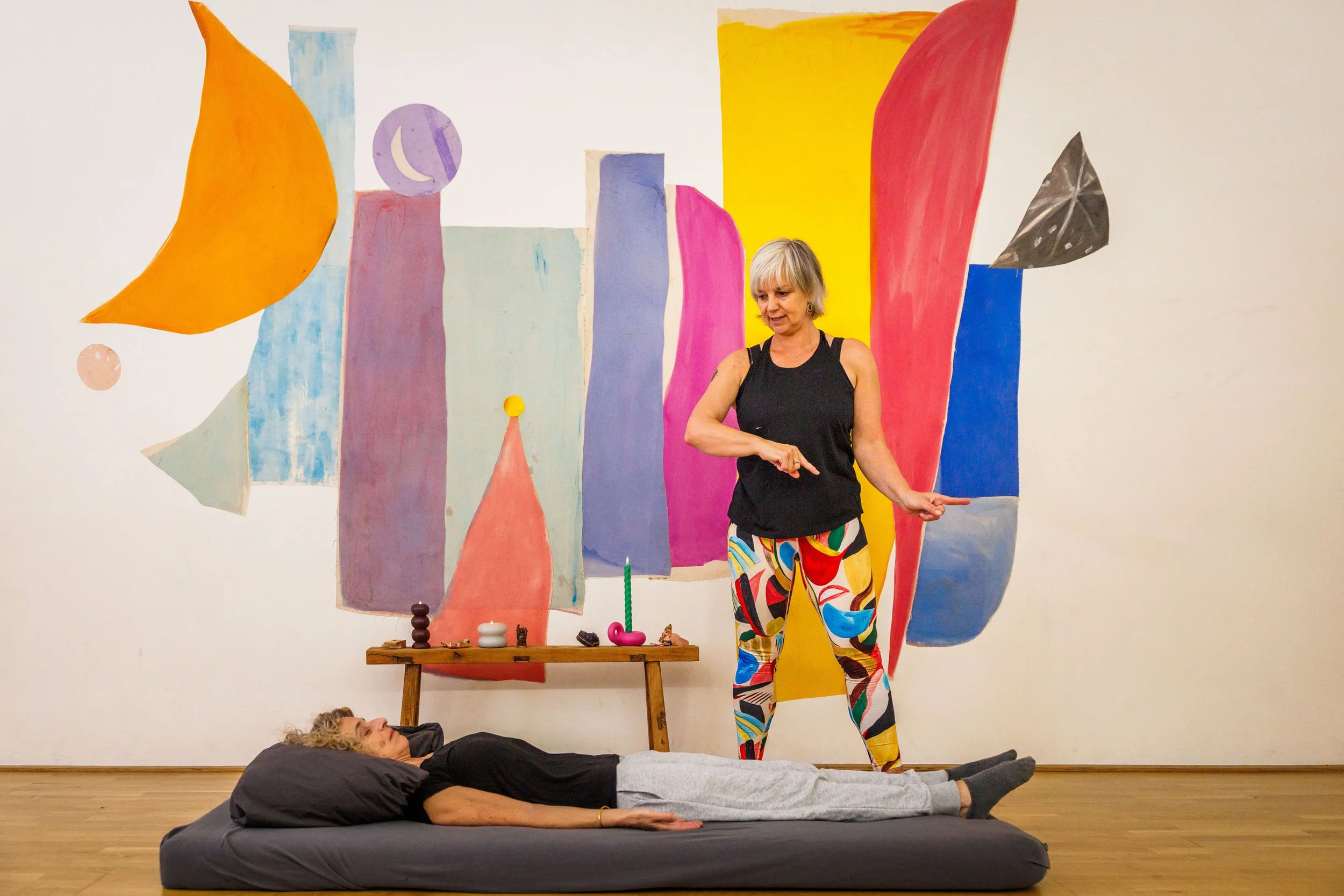 Clinty Thuijls van Adem en Eva ademcoach en yogadocent Amsterdam in haar kleinschalige yogastudio sfeer