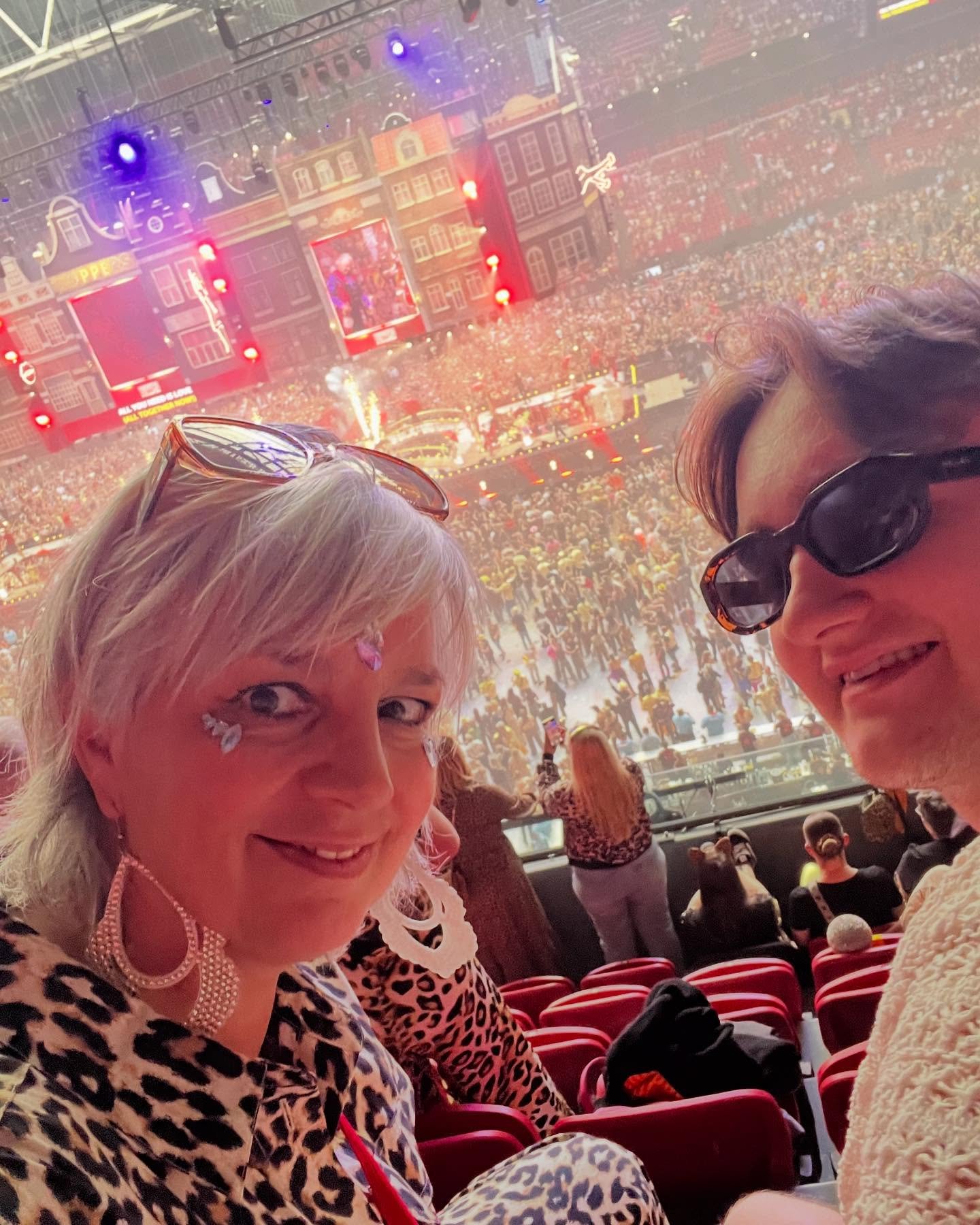 De toppers in concert: een spirituele ervaring! Samen met @tiet.db &eacute;n 65000 andere mensen zong ik liedjes over verdriet, verlies, liefde, angst, vreugde, geluk en het leven. Toen ik om me heen keek dacht ik: het is dat iedereen een panterpak a