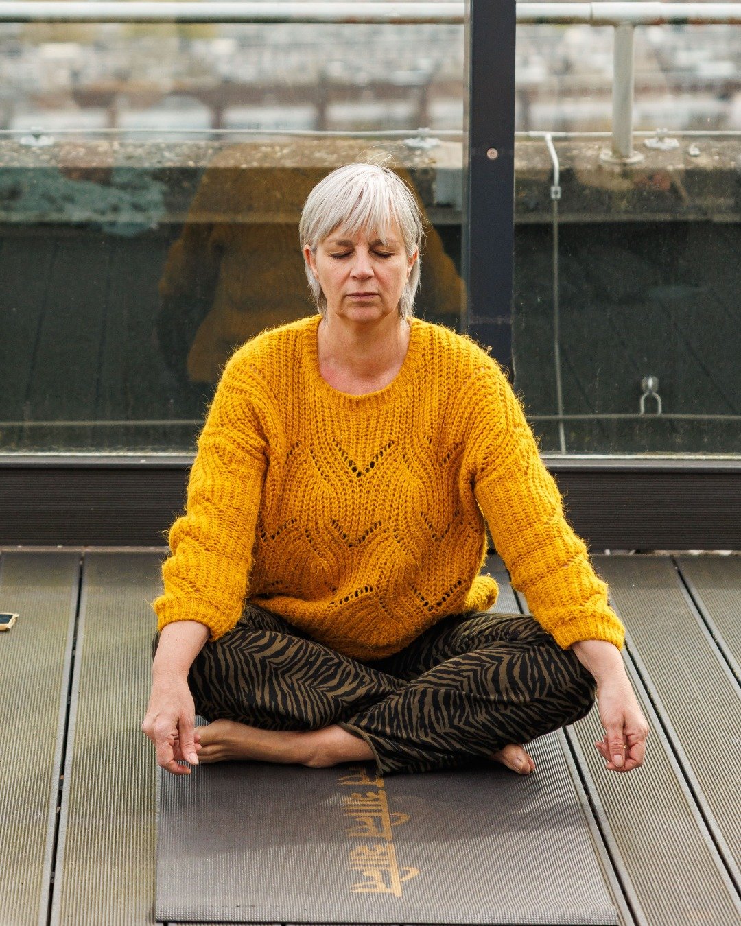 Je ziet me hier rustig zitten, en toch gebeurt er van alles. Door mijn aandacht naar mijn ademhaling te brengen, kom ik weer in contact met mijn lichaam. En met mezelf.

Je adem vertelt je hoe het met je gaat.
Of er spanning is, onrust, of juist ruim