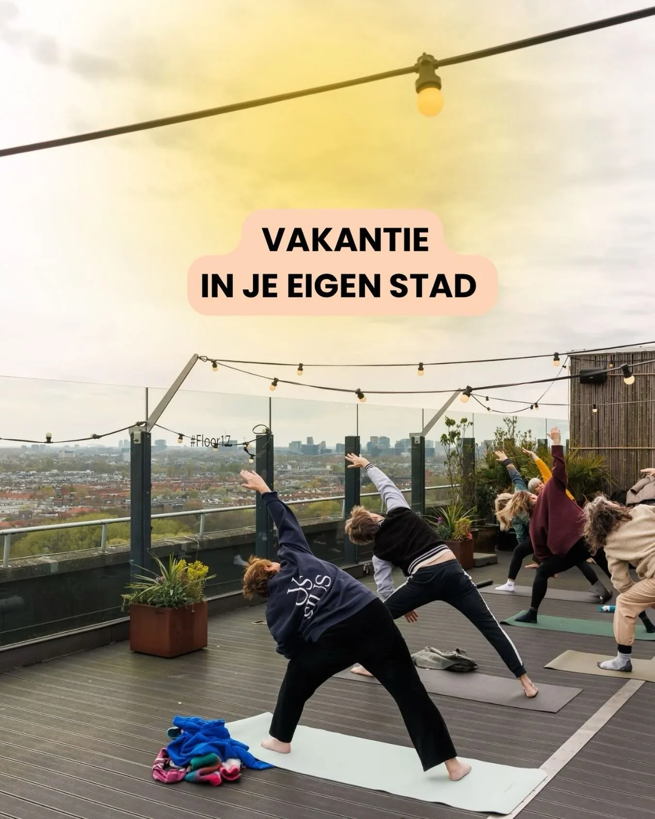 19 verdiepingen de lucht in, zonder te vliegen! Deze meivakantie kun je een mini-vakantie komen vieren @floor17amsterdam: het hoogste dakterras van Amsterdam! Adem in. Kijk. Beweeg. Ontspan. Geniet. Het wordt prachtig weer dit weekend! Zie ik jou op 