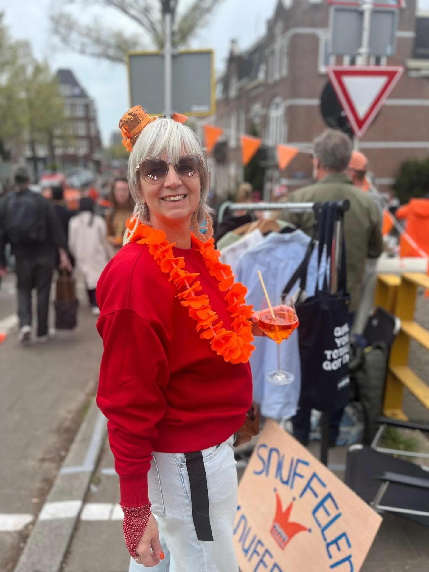 Ik hou van feestjes, praten, mensen, lachen, prikkels, muziek, dansen en gezelligheid. En ik hou ook heel erg van rust, alleen zijn, stilte en me terugtrekken. Ik begrijp steeds beter wat ik moet doen om  hierin balans te vinden. Maar heel lang snapt