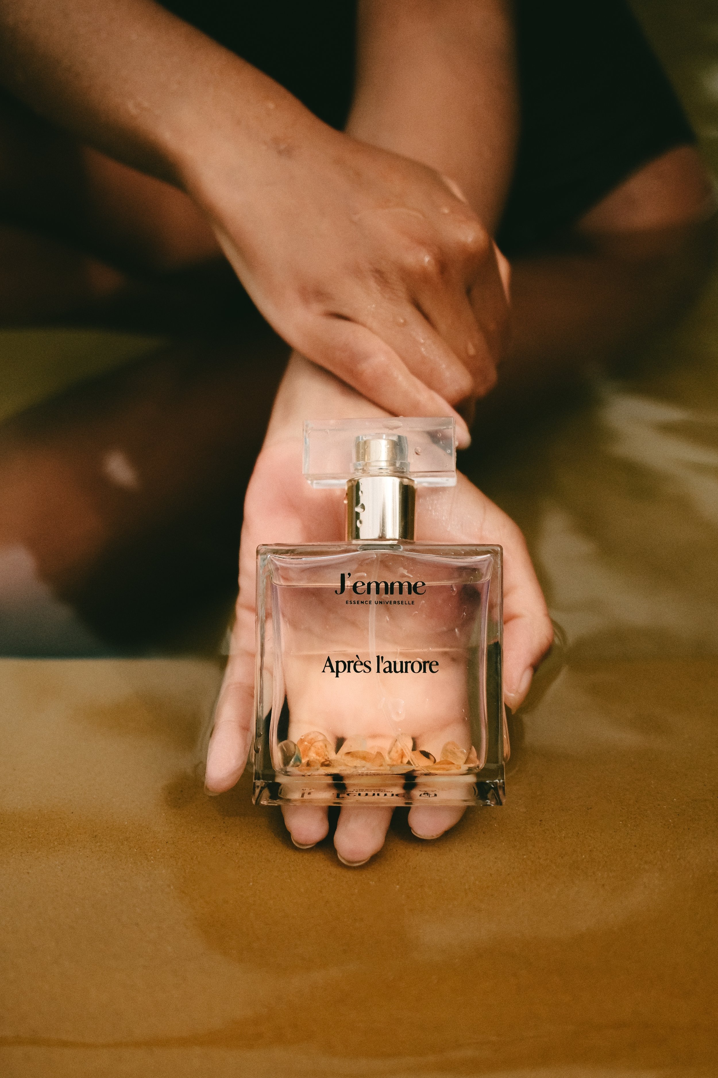 Parfum naturel Après l’Aurore J’emme Parfums aux essences de mimosa et tilleul avec citrine pour le chakra du plexus solaire