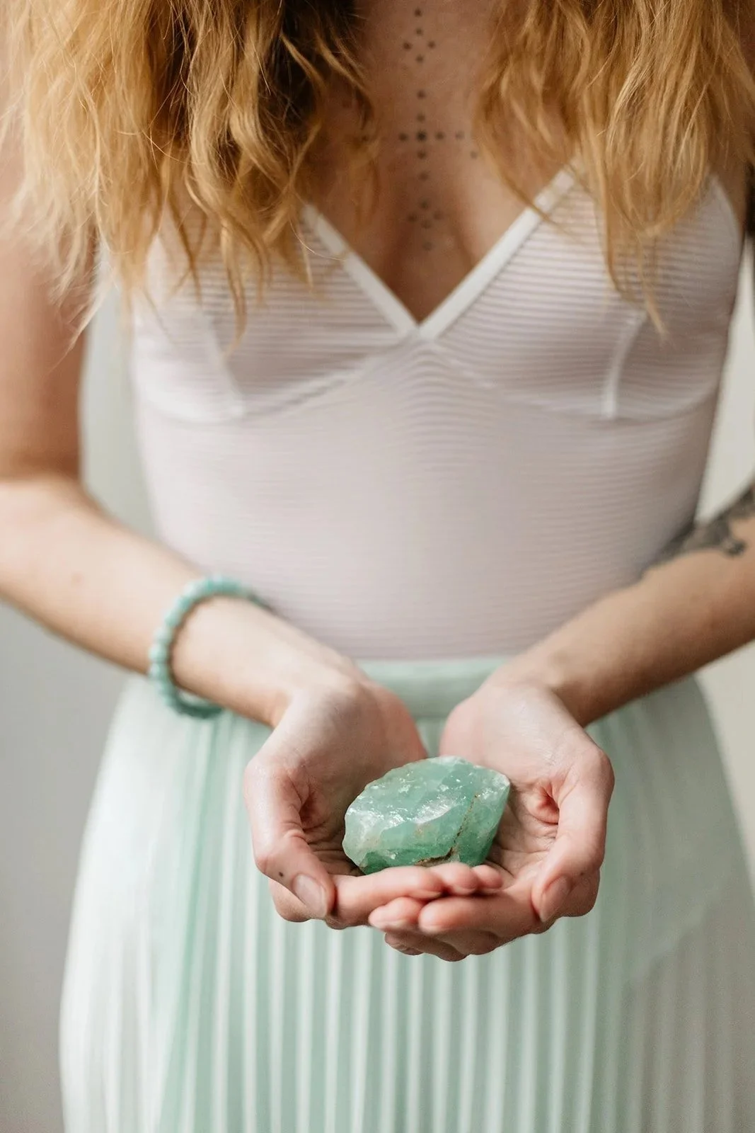 parfum naturel émotion apaisement J’emme Parfums à la rose et aventurine pour l’ouverture du chakra du cœur Anahata