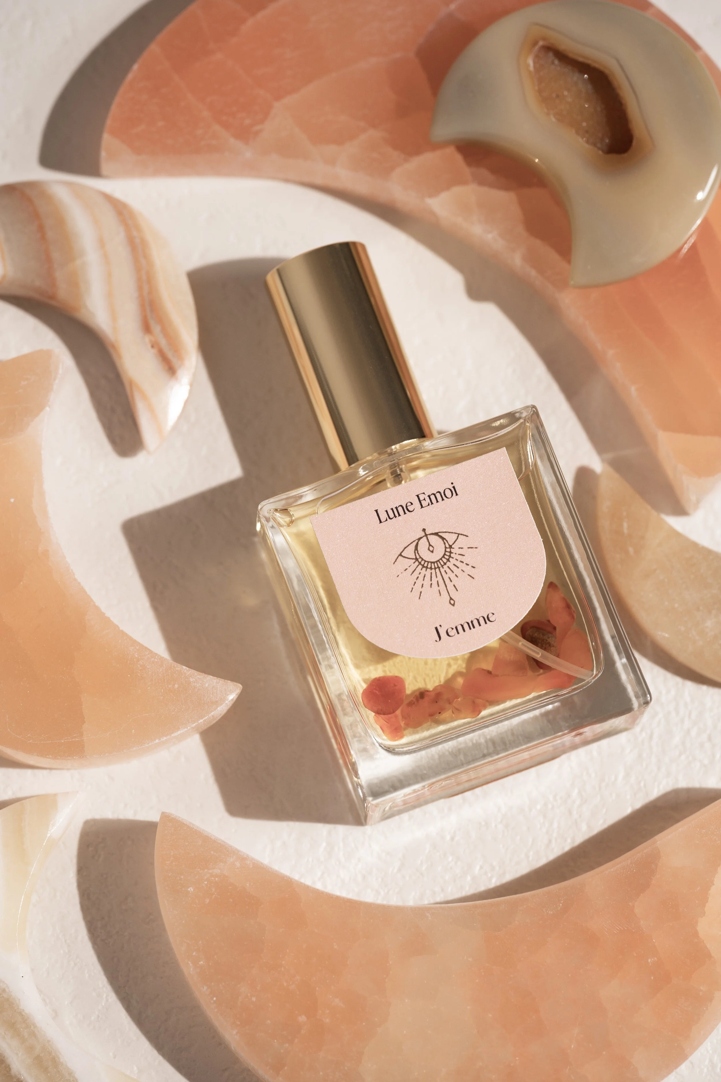 parfum naturel émotion revitalisant J’emme Parfums avec ylang ylang et jasmin infusé aux cristaux de cornaline pour le chakra sacré