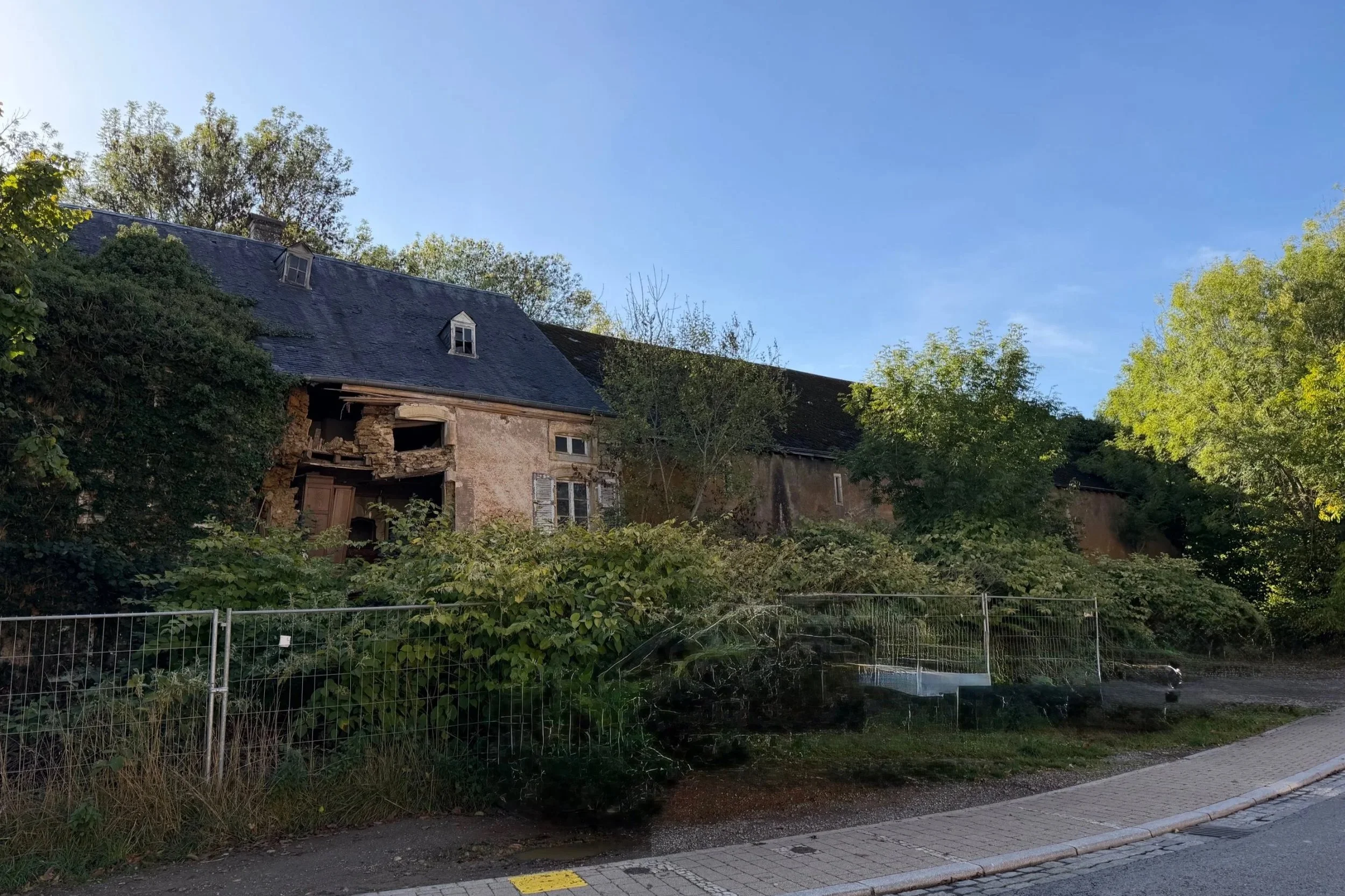 Sprenkeng. „Patrimoine culturel national”. D’Fassad ass agesackt. Näischt stäipt de Rescht.