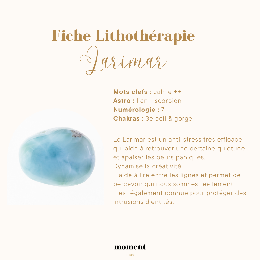 Carte de lithothérapie sur le Larimar, avec une image de la pierre bleue. Le texte inclut des informations sur les propriétés de la pierre, telles que l'apaisement du stress, la stimulation de la créativité, et des associations astrologiques et numér
