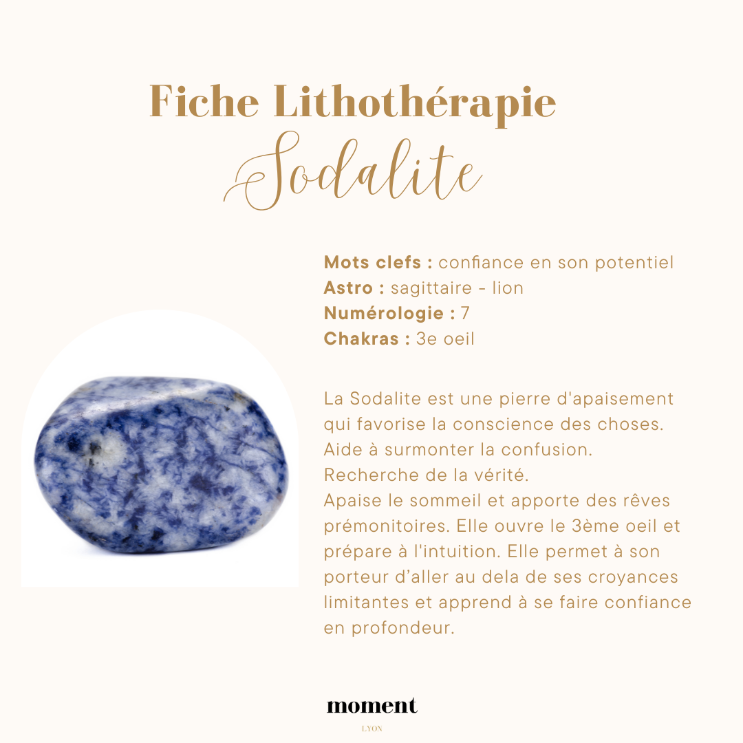 Fiche de lithothérapie concernant la sodalite, décrivant ses mots clés, ses associations astrologiques (sagittaire, lion), sa numérologie (7), et son lien avec le chakra du 3e œil. La sodalite est présentée comme une pierre d'apaisement qui favorise