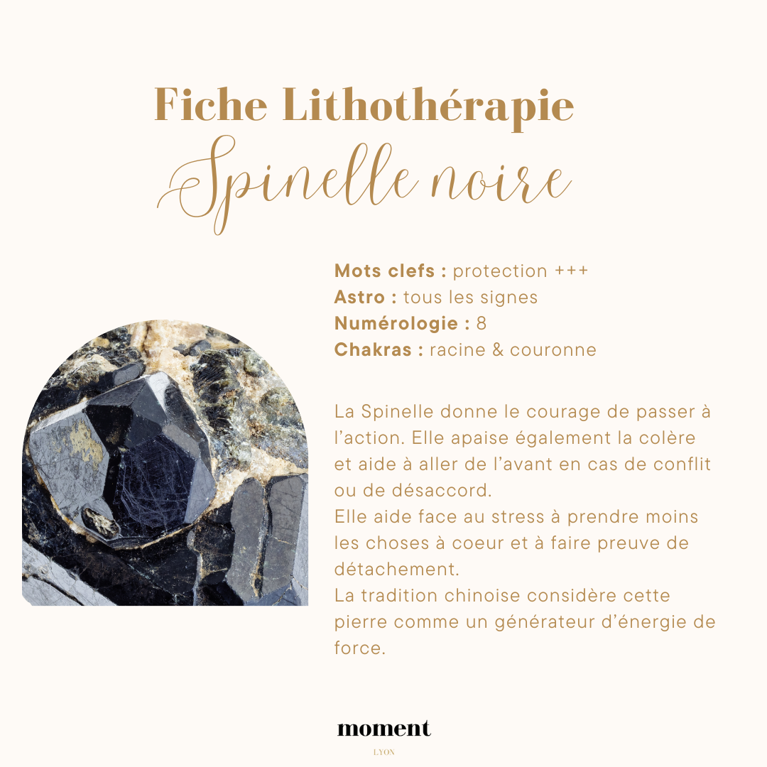 Image d'une fiche de lithothérapie sur la Spinelle noire, indiquant ses propriétés de protection, sa compatibilité astrologique avec tous les signes, son numéro de numérologie 8, et sa relation avec les chakras racine et couronne. Elle est décrite co