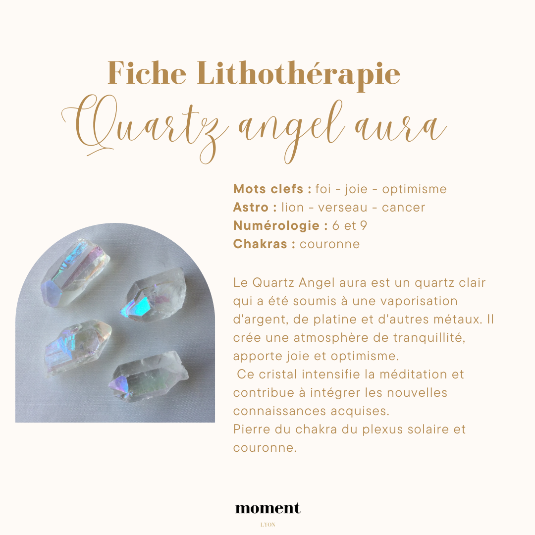 Fiche sur le Quartz Angel Aura avec des mots clefs : foi, joie, optimisme. Relié aux signes astrologiques lion, verso et cancer. Numérologie 6 et 9. Associé au chakra couronne. Description du quartz clair avec une vaporisation de métaux pour apporter