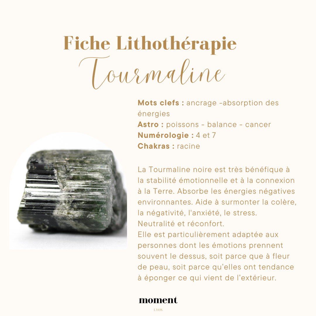 Image d'une fiche de lithothérapie sur la tourmaline avec une photo d'une pierre de tourmaline noire. Texte décrivant ses propriétés : ancrage, absorption des énergies, bénéfices pour la stabilité émotionnelle, connexion à la Terre, protection contre