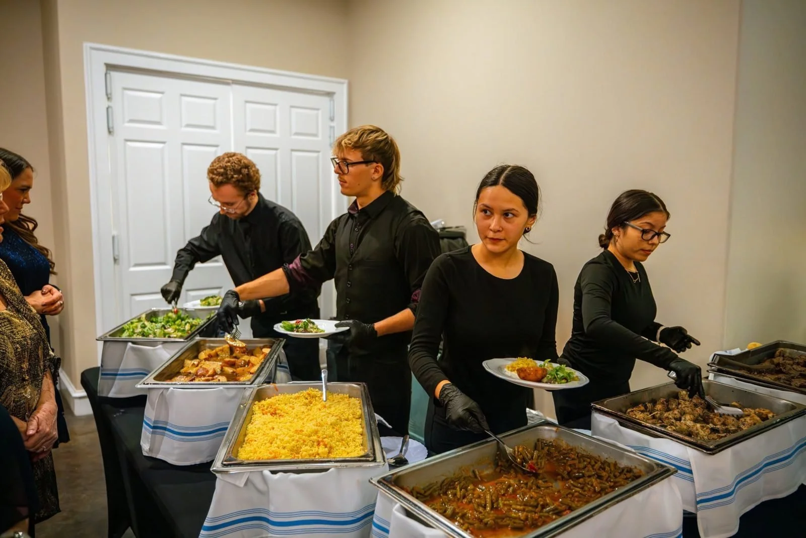 05-service-team-buffet.jpg