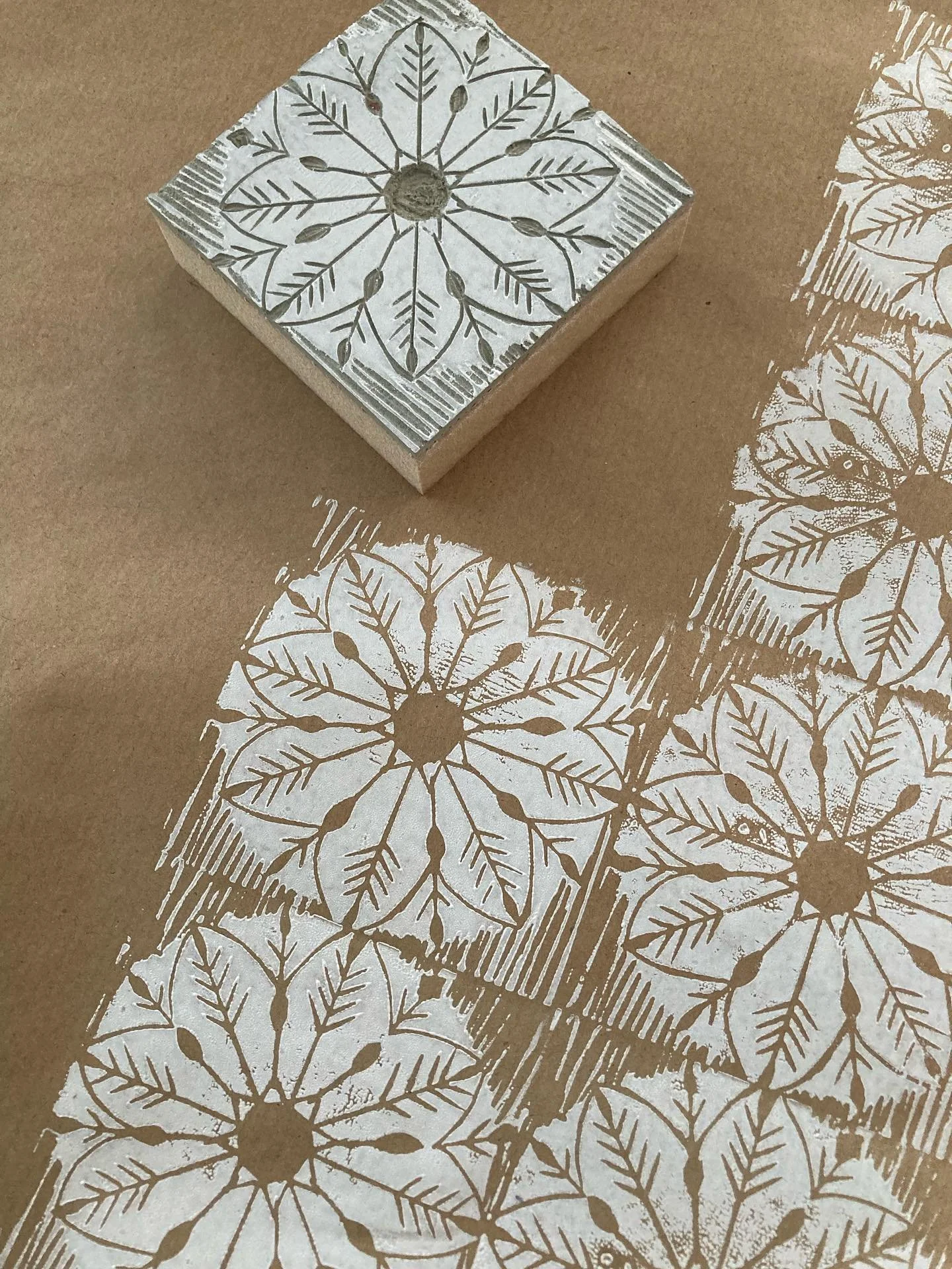 Preparing for Sunday&rsquo;s Christmas block printing workshop with @creativecourseskent. There are a few spaces left, so if interested, head over to the link in bio to book. #workshop #faversham #blockprinting #christmas #whatsoninkent #learnsomethi
