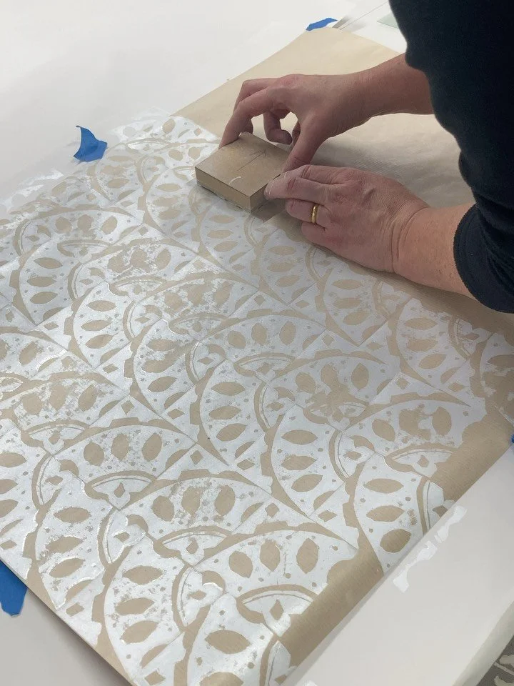 Had another great day during my workshop @creativecourseskent with these lovely ladies yesterday, printing fabulous Christmas cards and wrapping paper- I wonder who the lucky people will be to receive them! Next workshop is block printing on fabric o