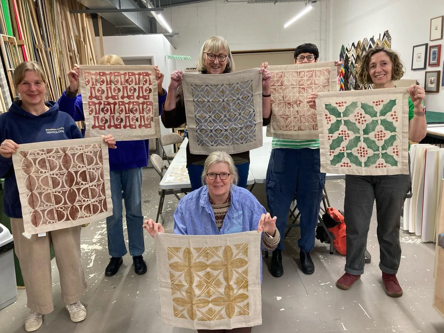 Great block printing workshop with these guys yesterday. What a lovely day and what great results! Look on my website for upcoming workshops or @creativecourseskent for workshops in the new year. What a lovely way to spend a rainy Sunday 😊#sunday #w